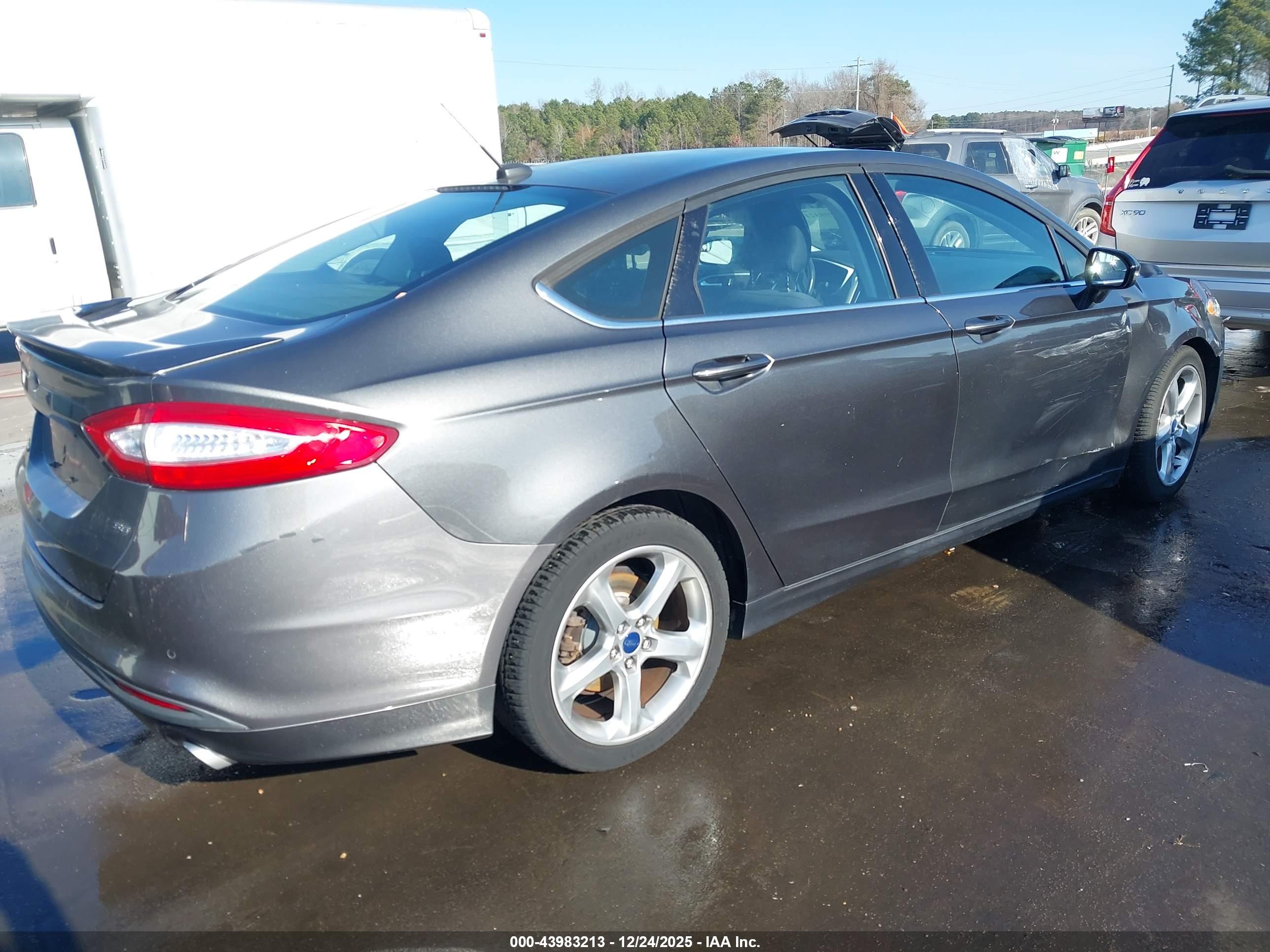 FORD FUSION image 4