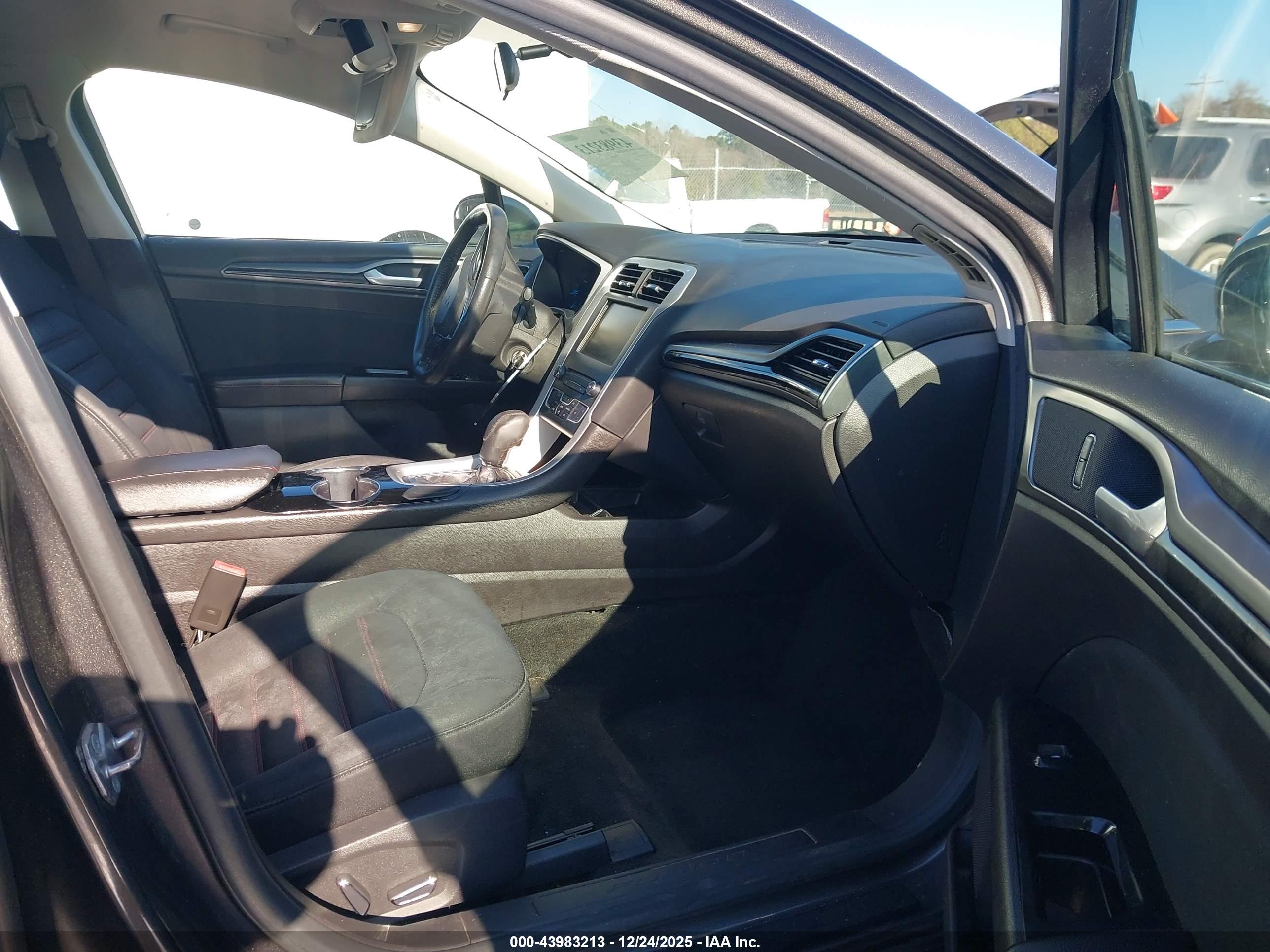 FORD FUSION image 5