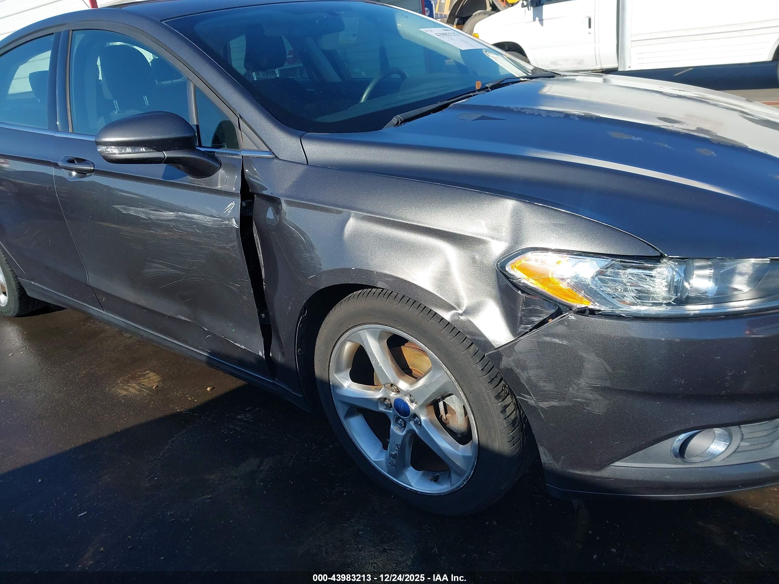 FORD FUSION image 6