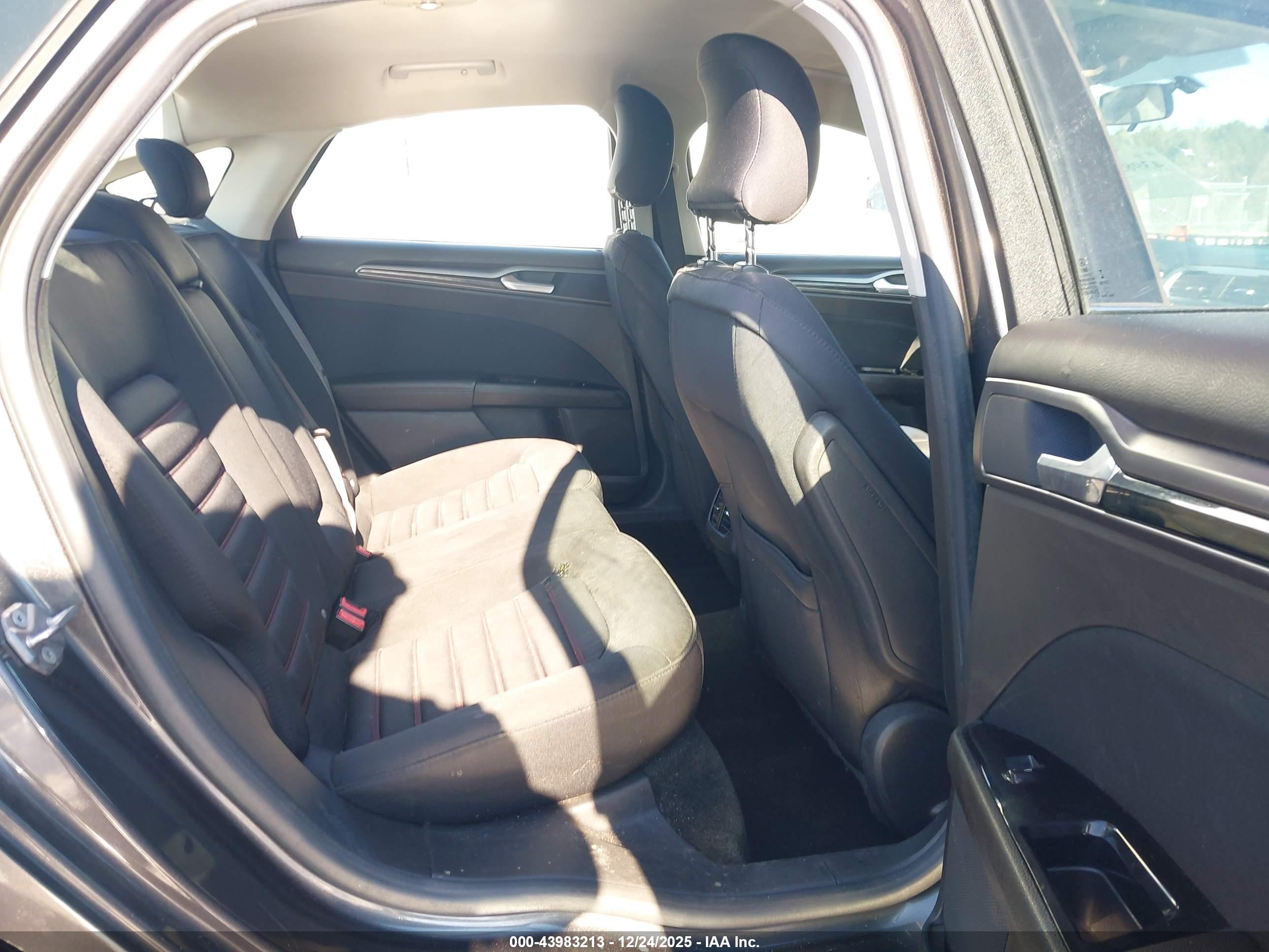 FORD FUSION image 8