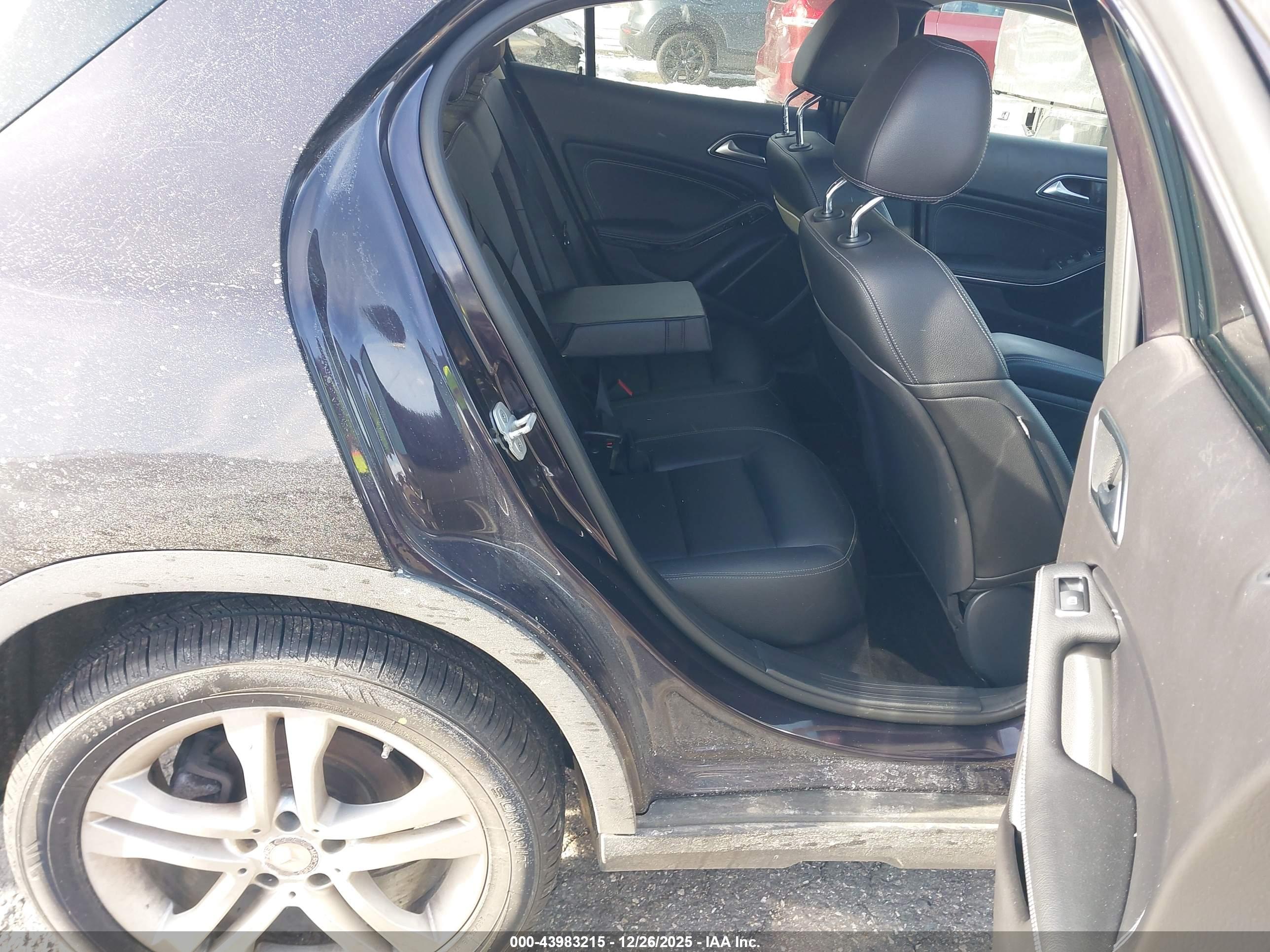 MERCEDES-BENZ GLA image 8