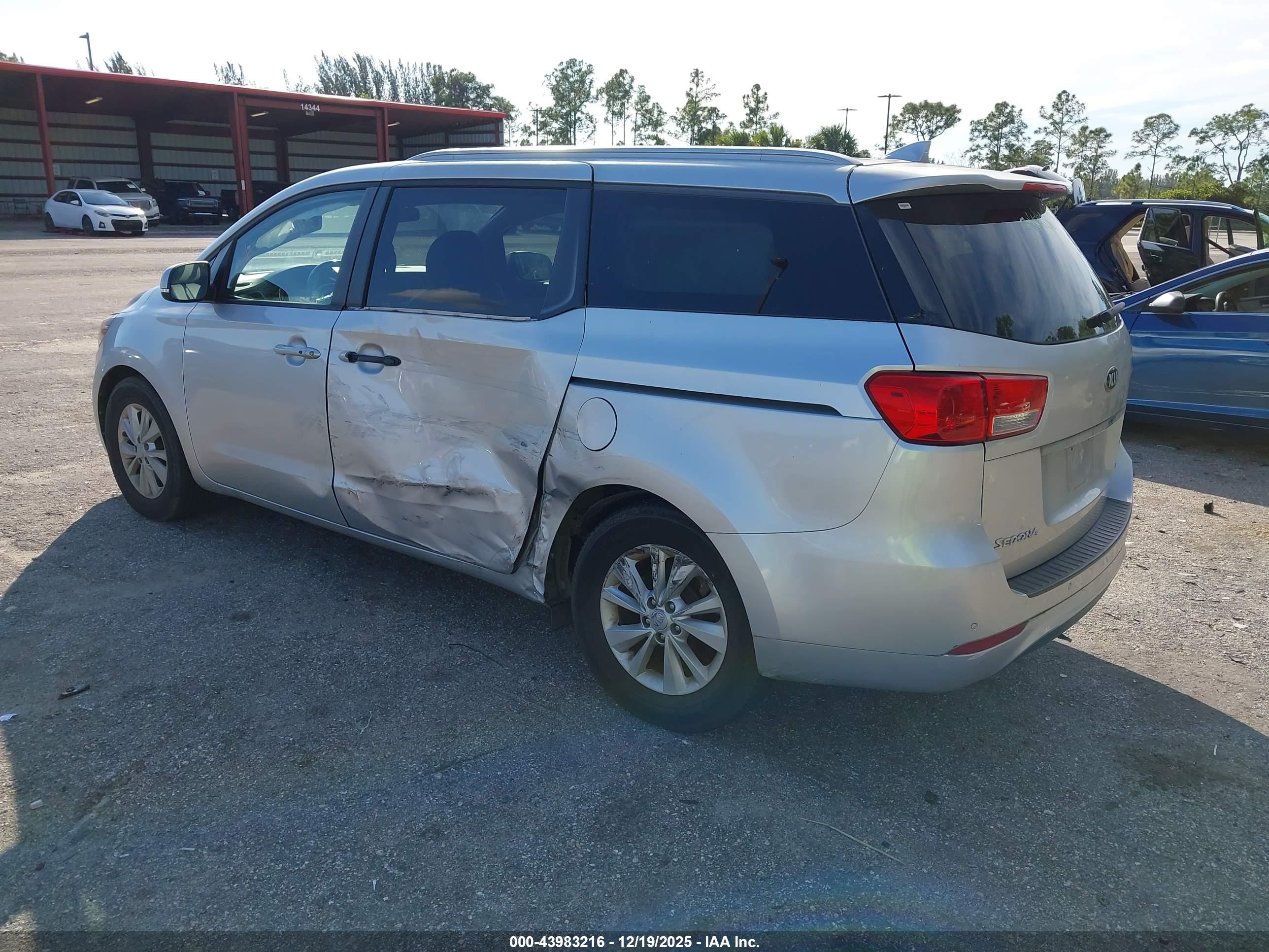 KIA SEDONA image 3