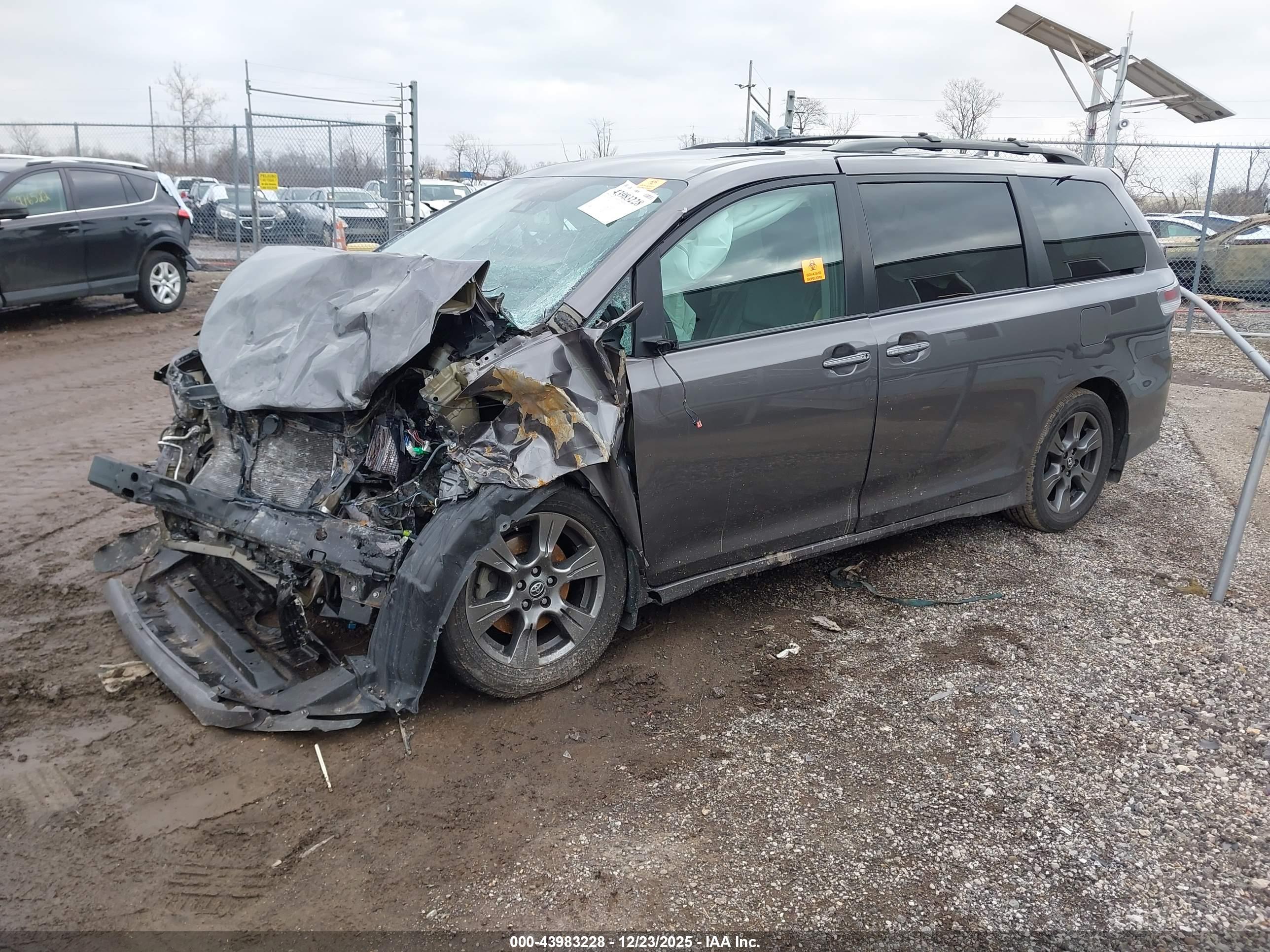 TOYOTA SIENNA image 2