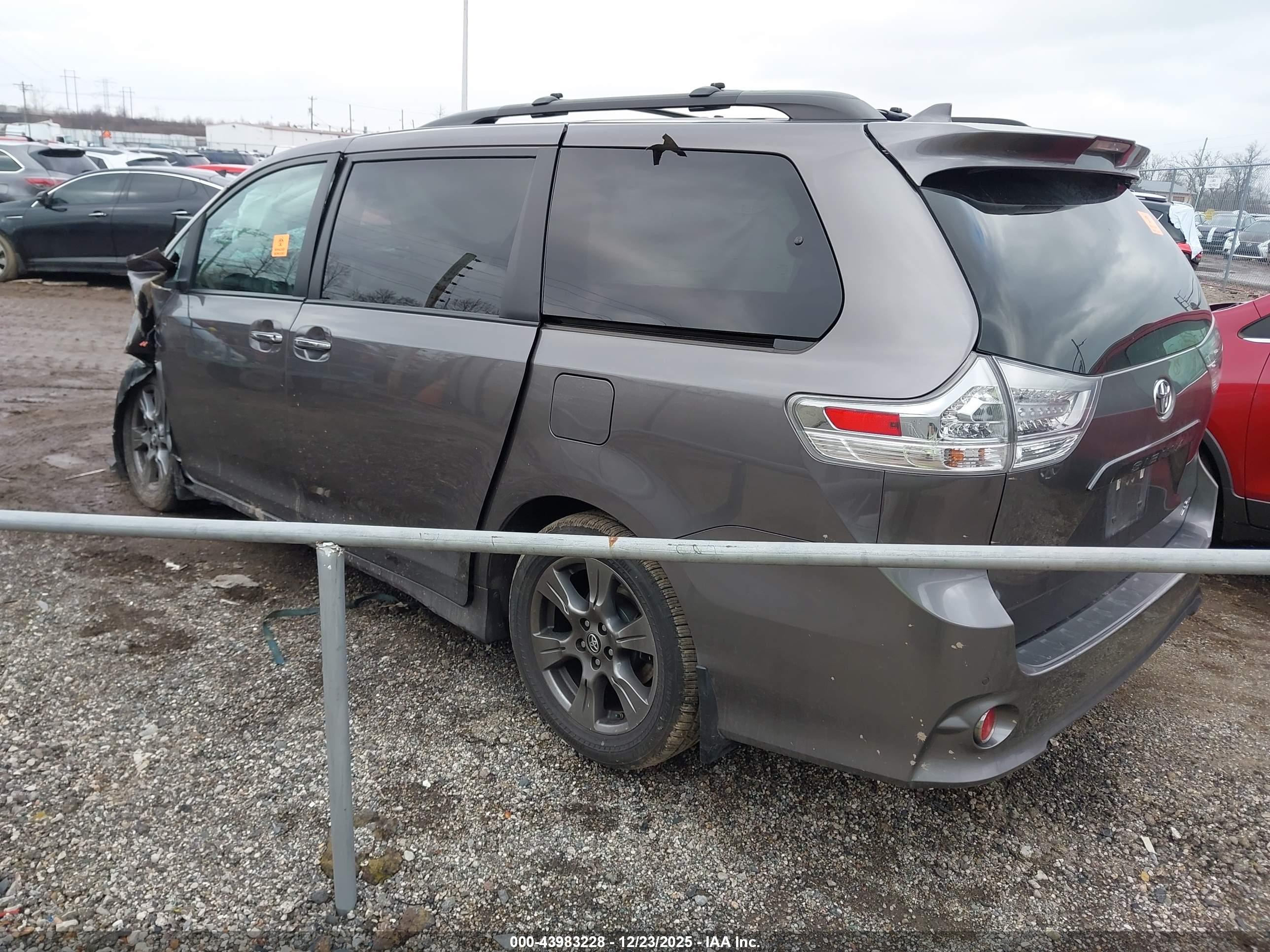 TOYOTA SIENNA image 3