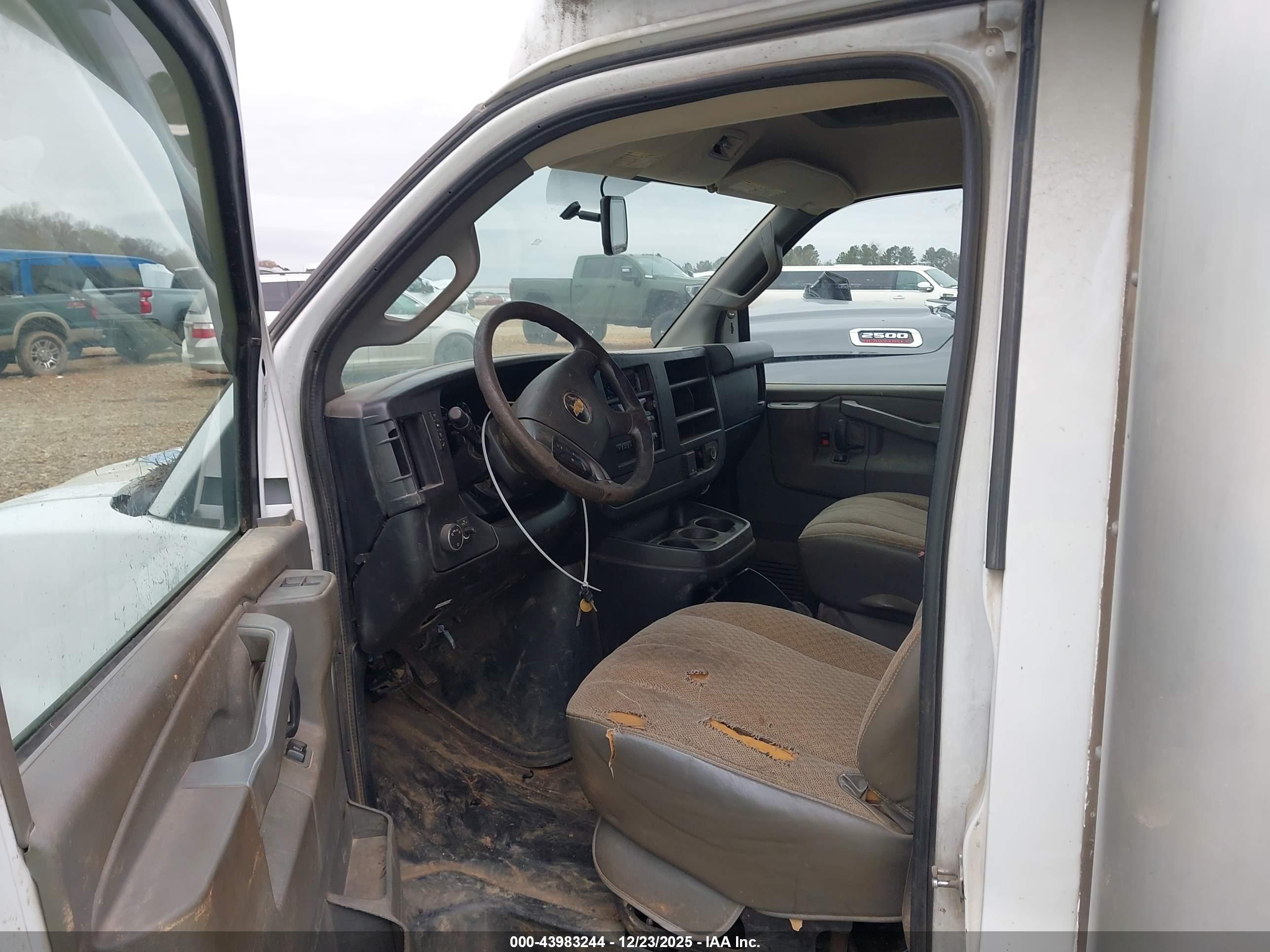 CHEVROLET EXPRESS image 7