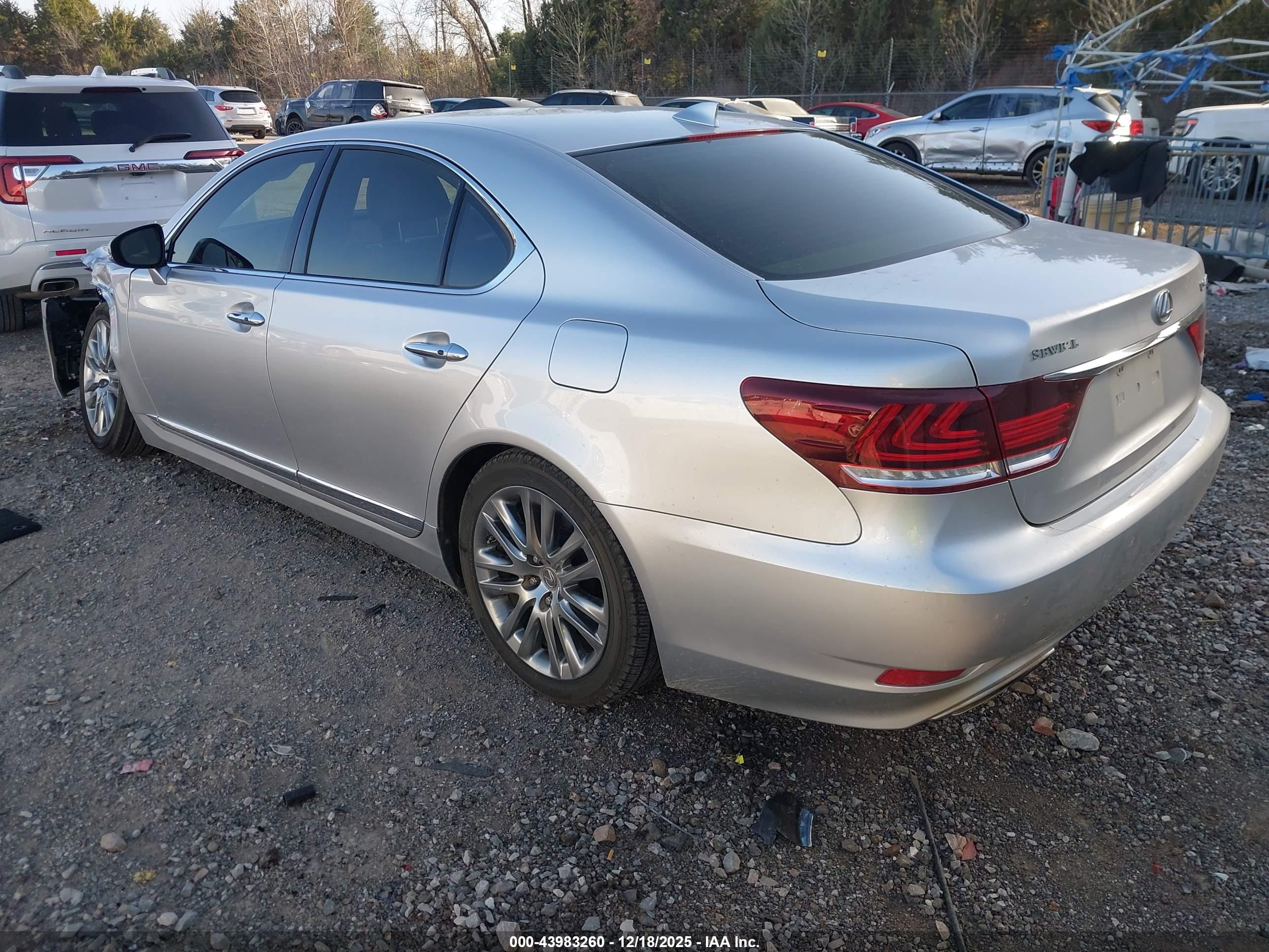 LEXUS LS image 3