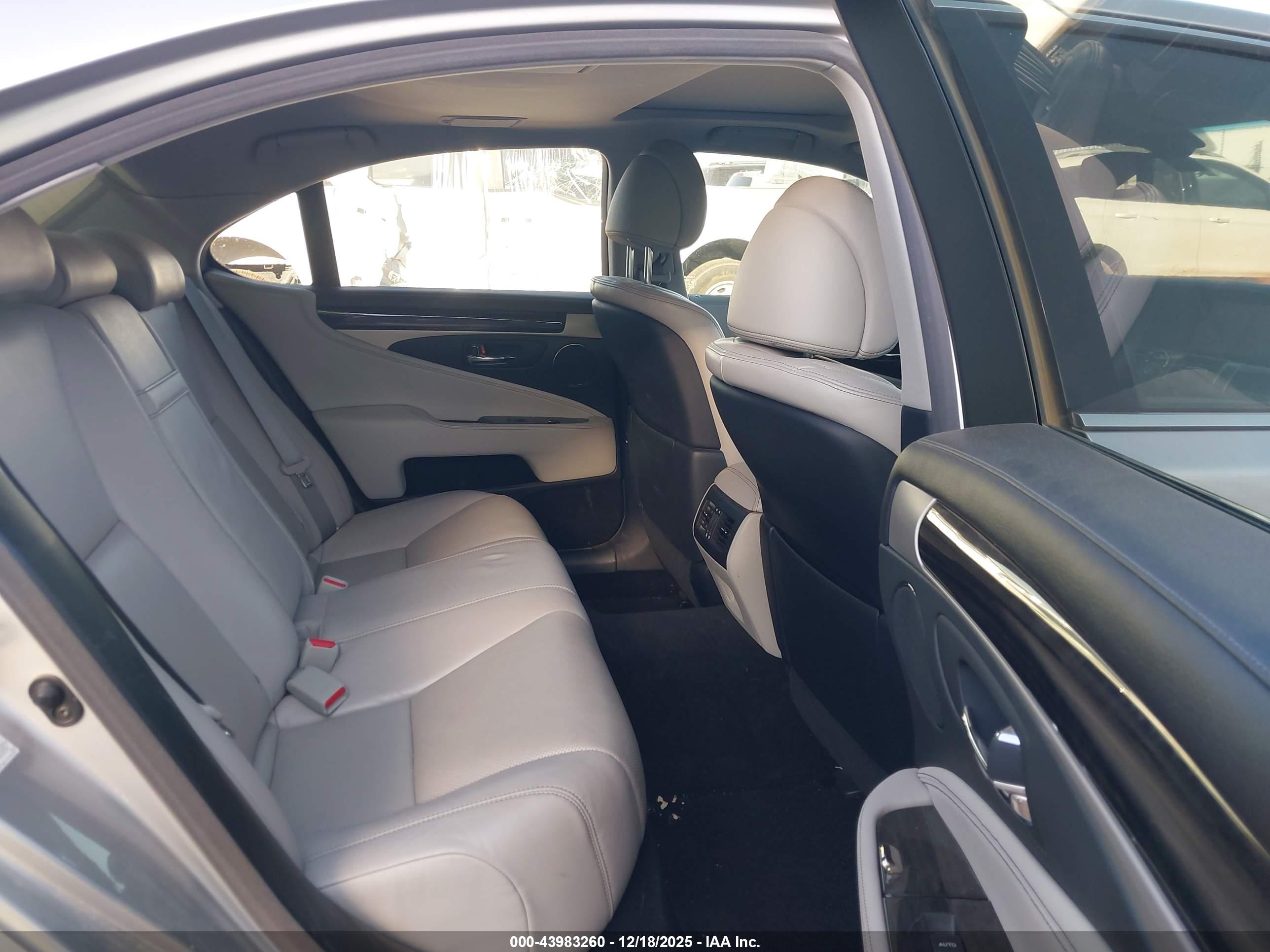 LEXUS LS image 8
