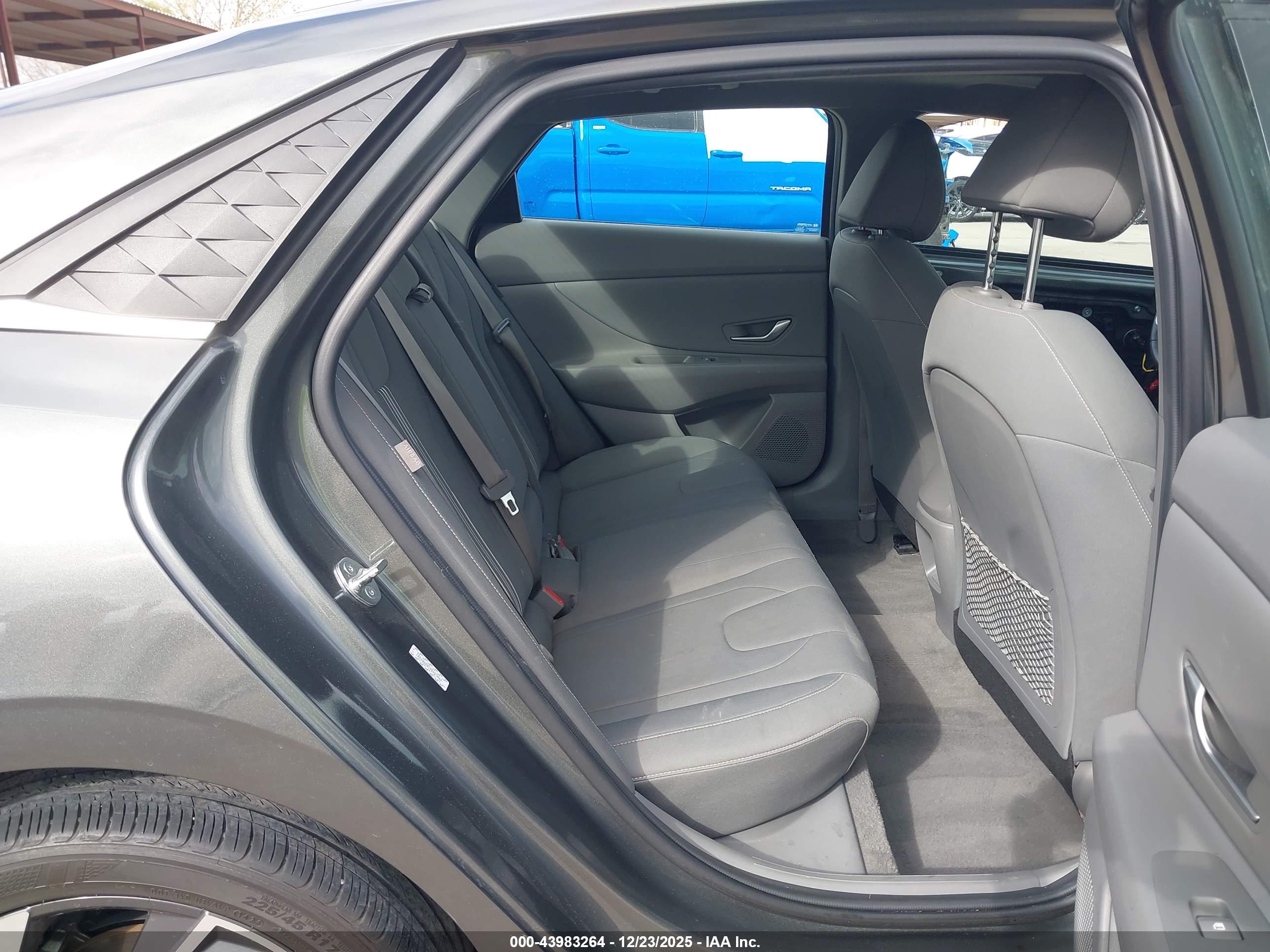 HYUNDAI ELANTRA image 8