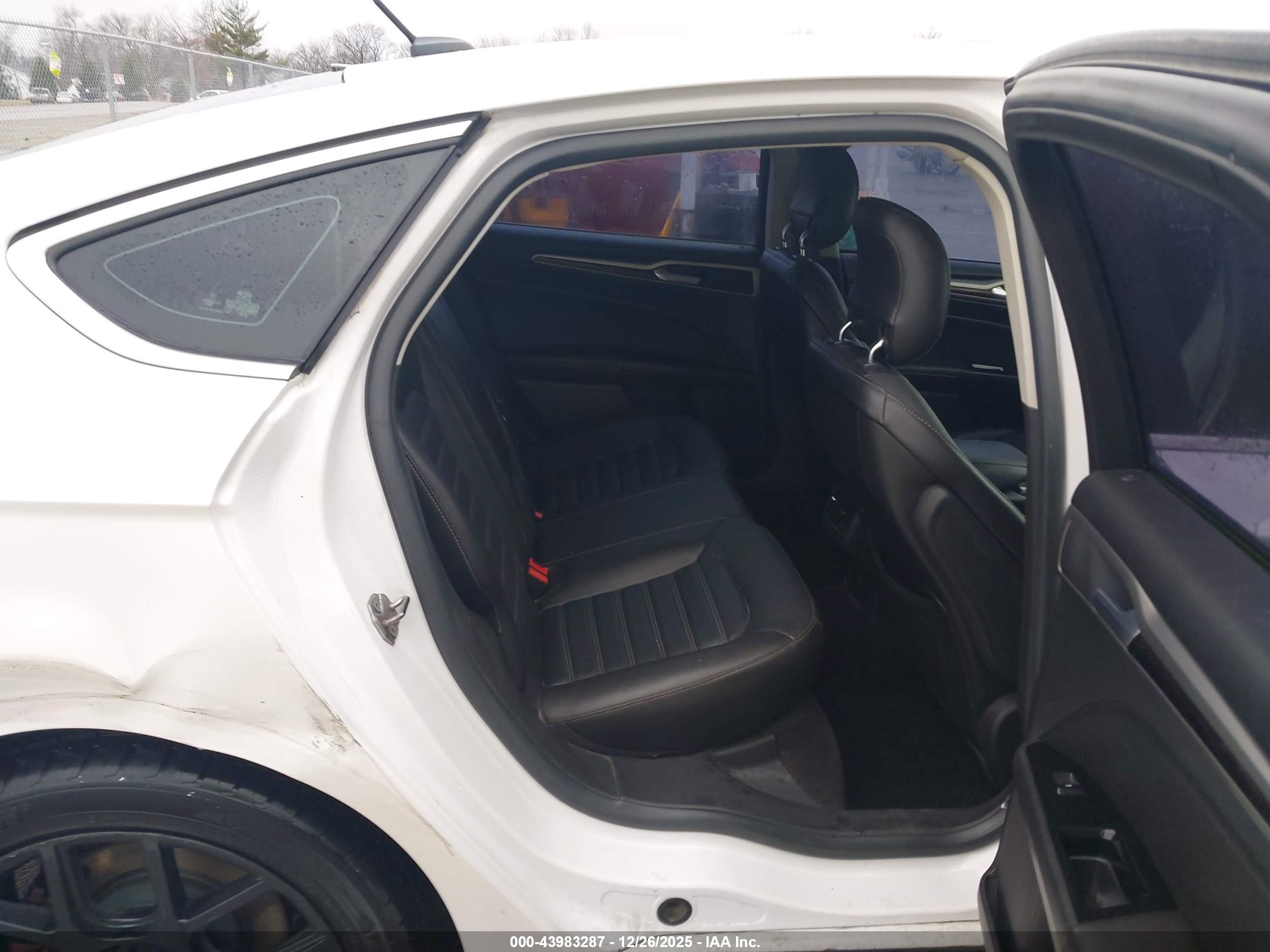 FORD FUSION image 8