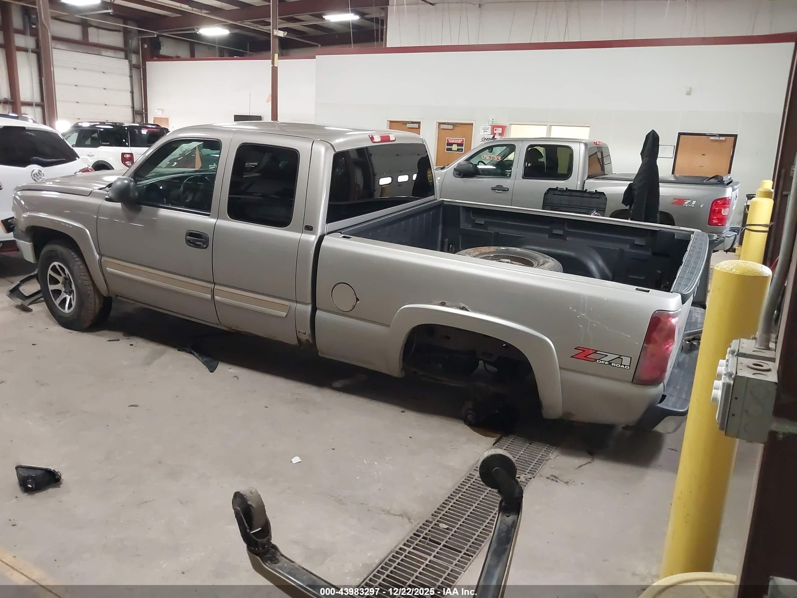 CHEVROLET SILVERADO image 3