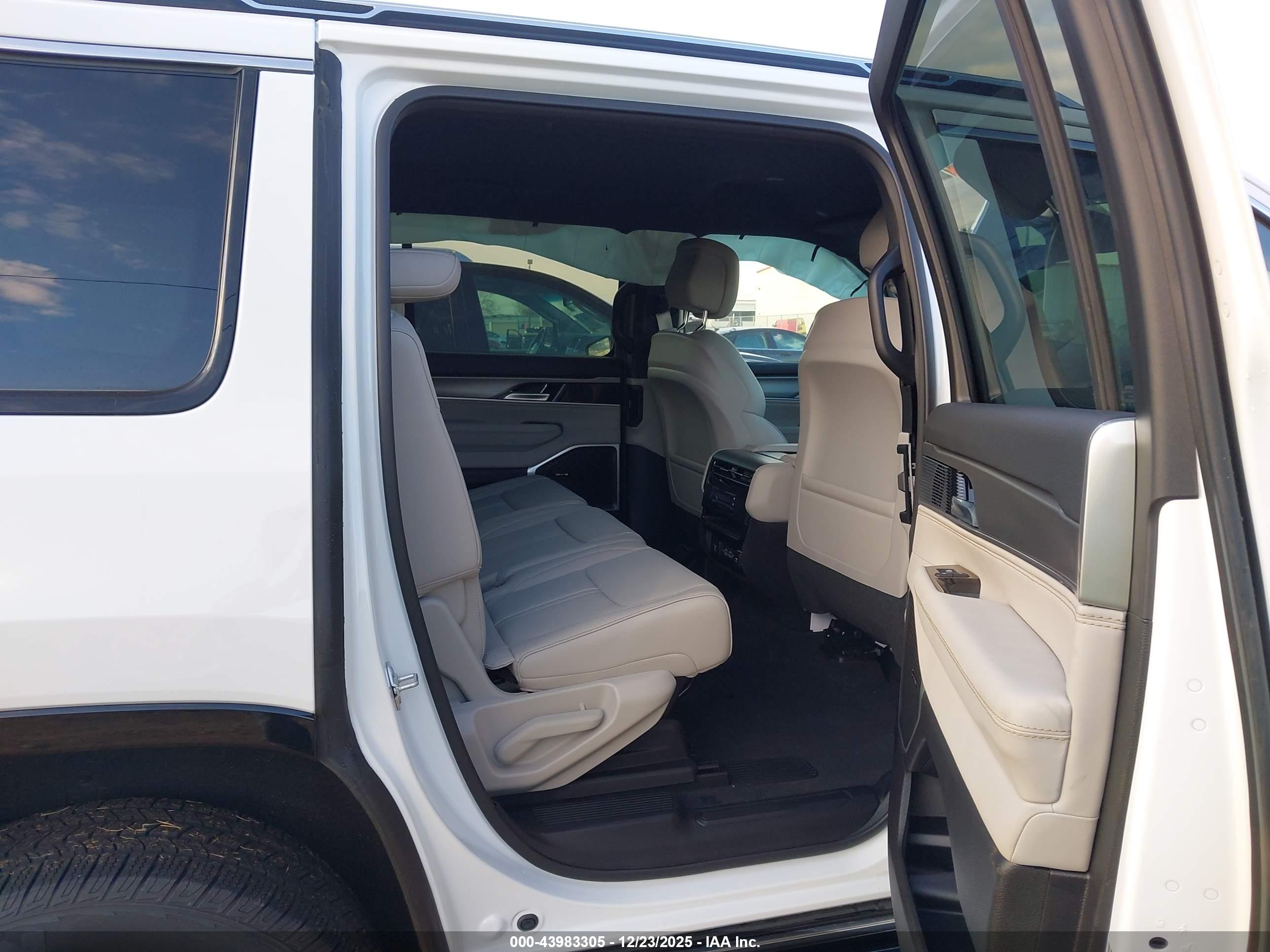 JEEP WAGONEER image 8