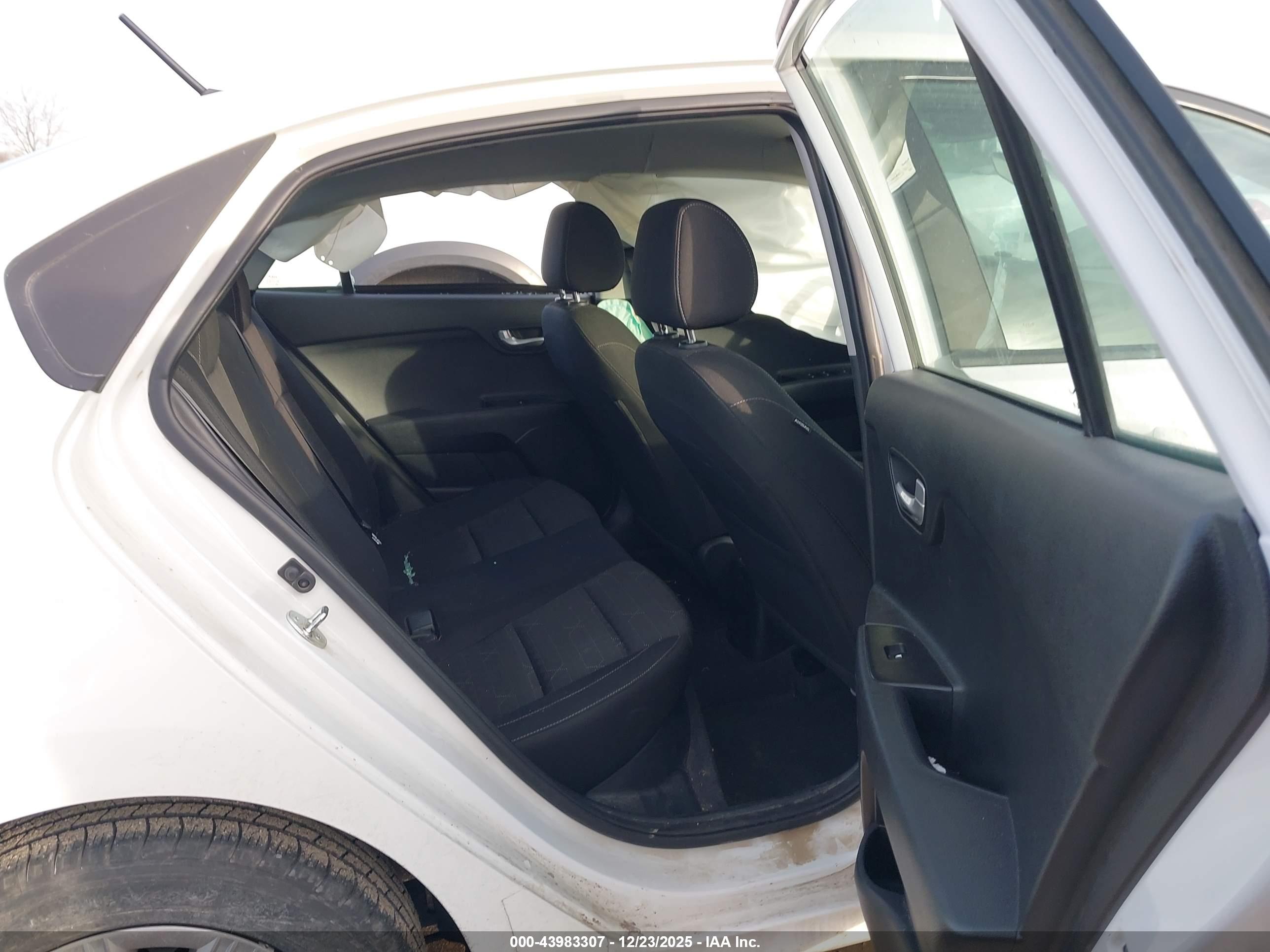 KIA RIO image 8