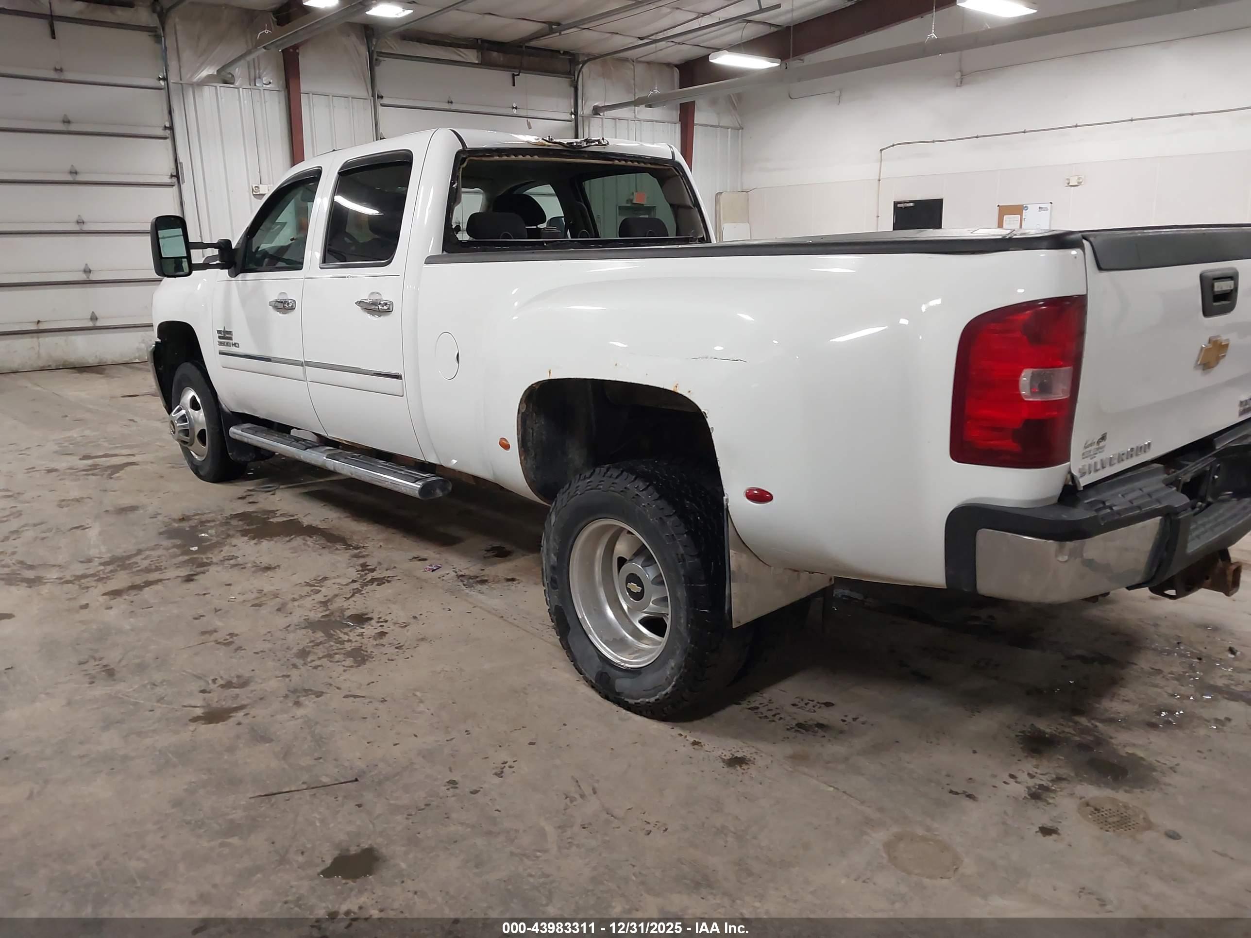CHEVROLET SILVERADO image 3