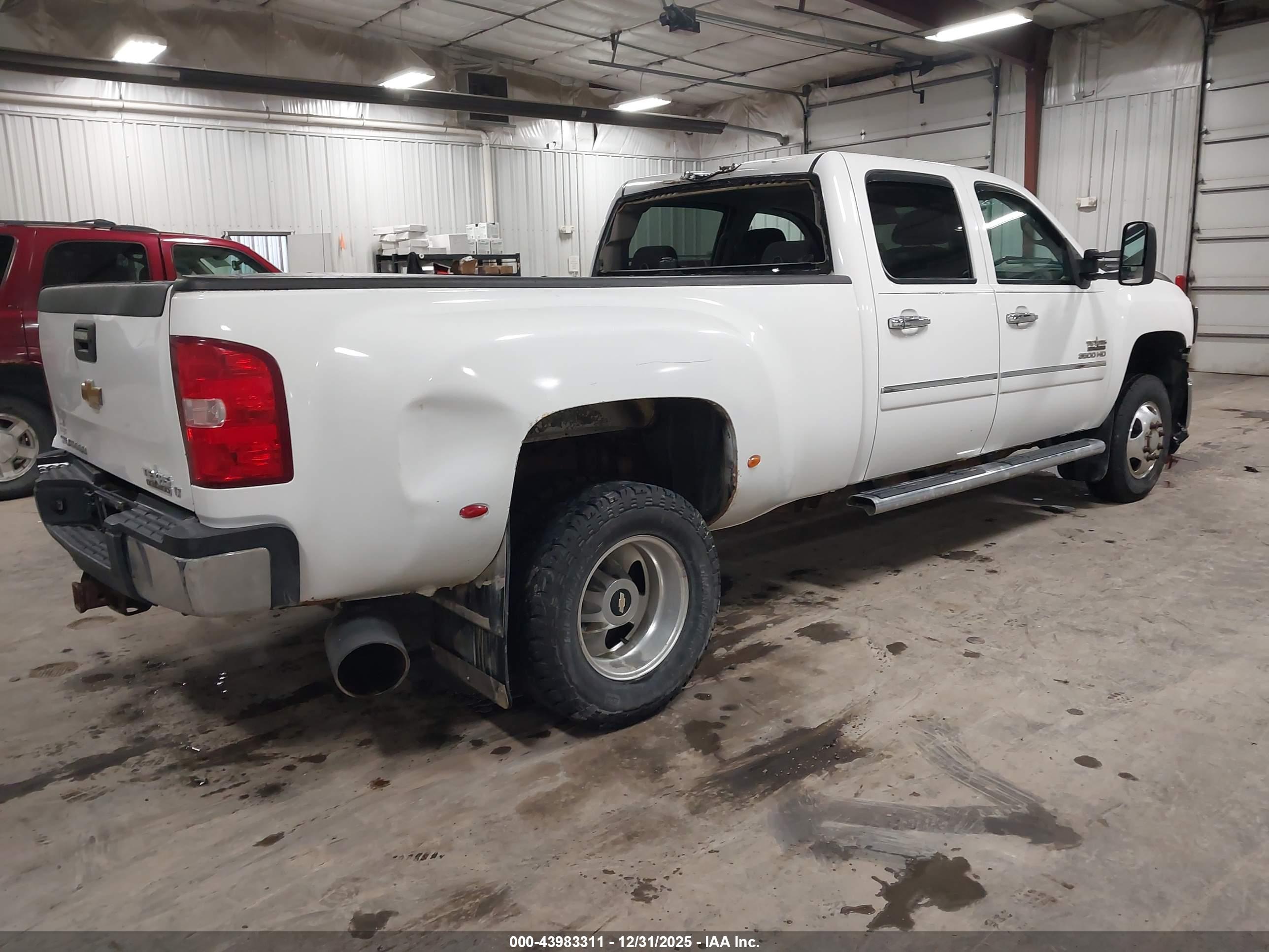 CHEVROLET SILVERADO image 4