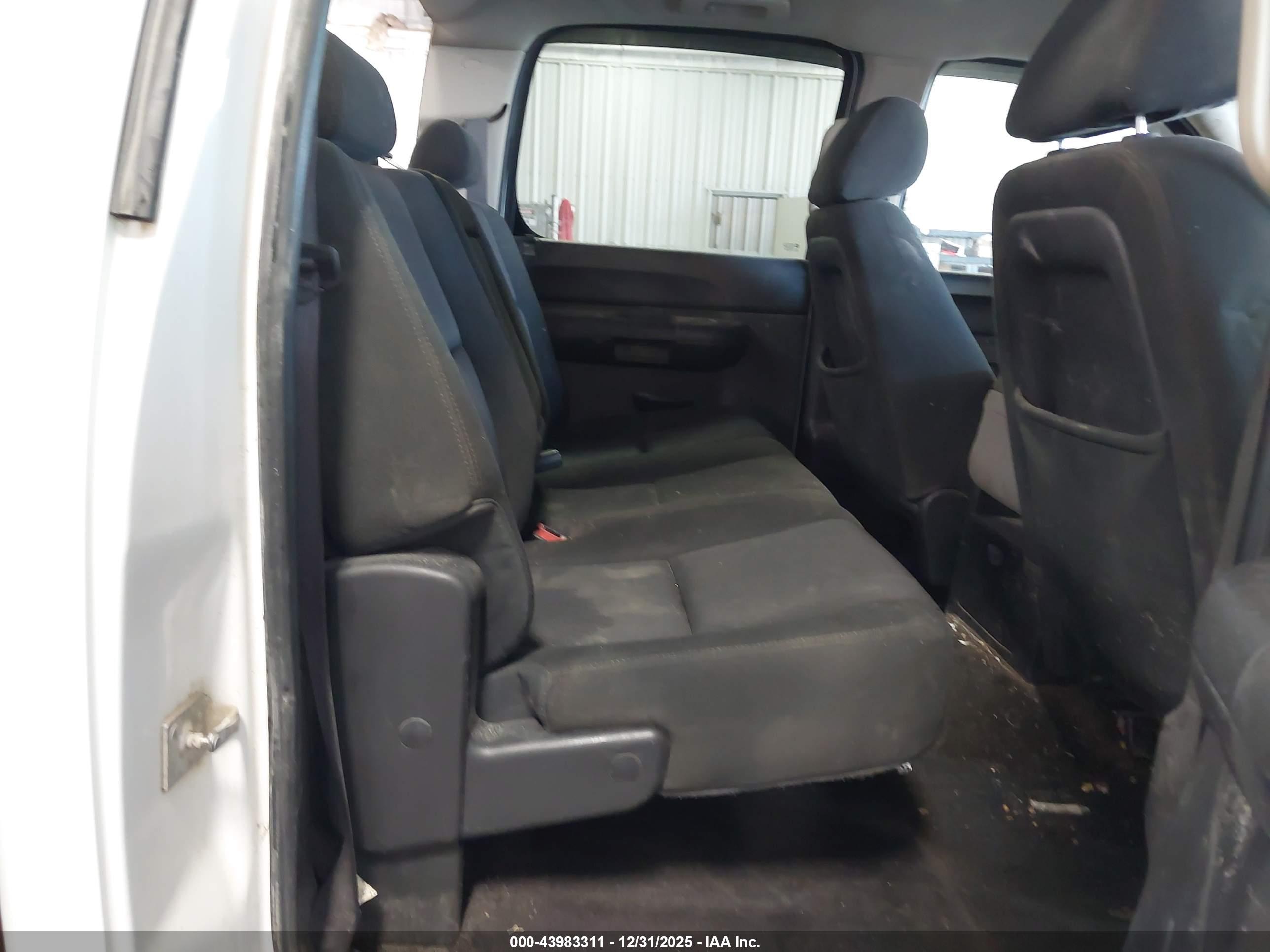 CHEVROLET SILVERADO image 7