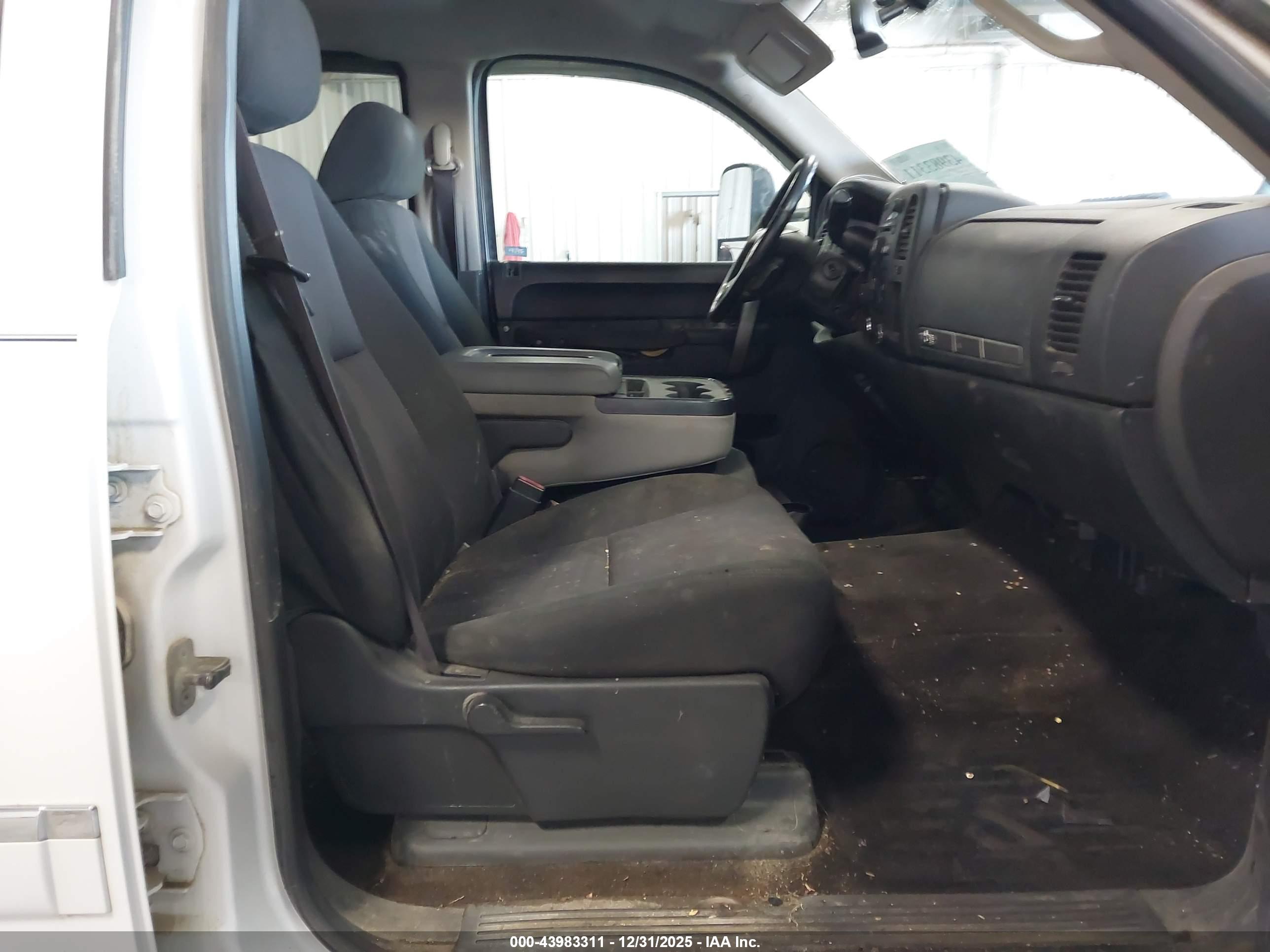 CHEVROLET SILVERADO image 8