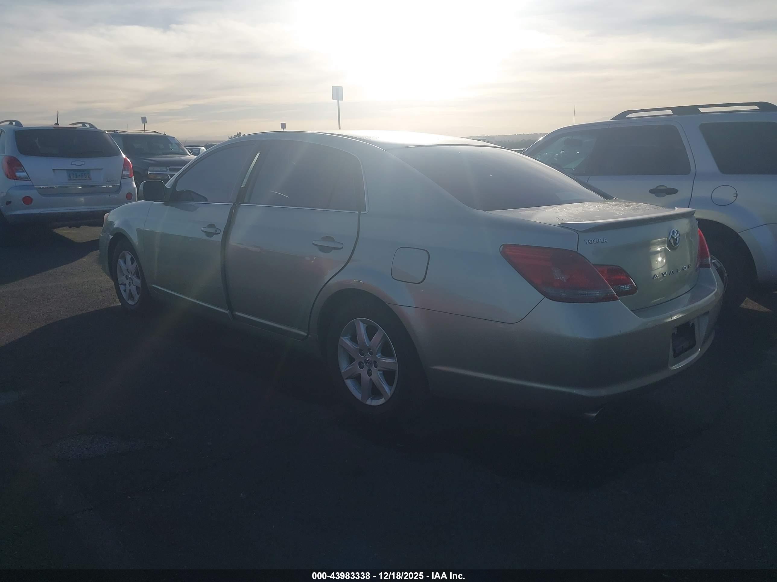 TOYOTA AVALON image 3