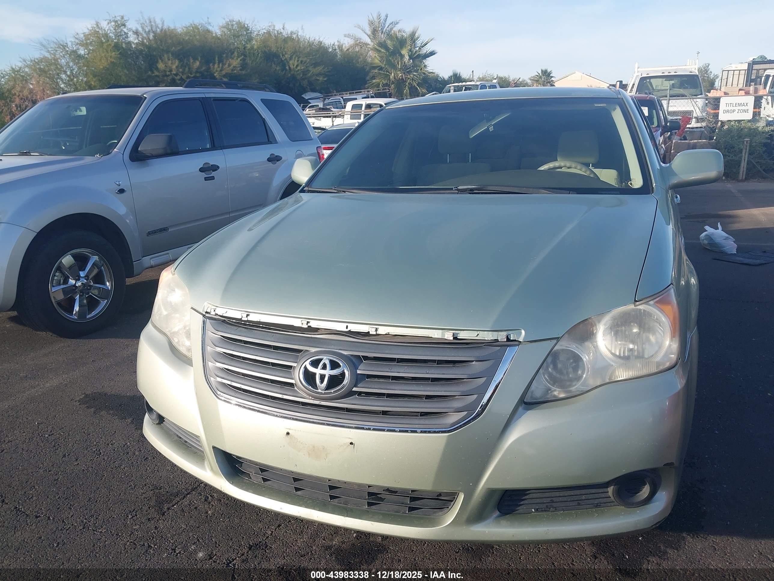 TOYOTA AVALON image 6