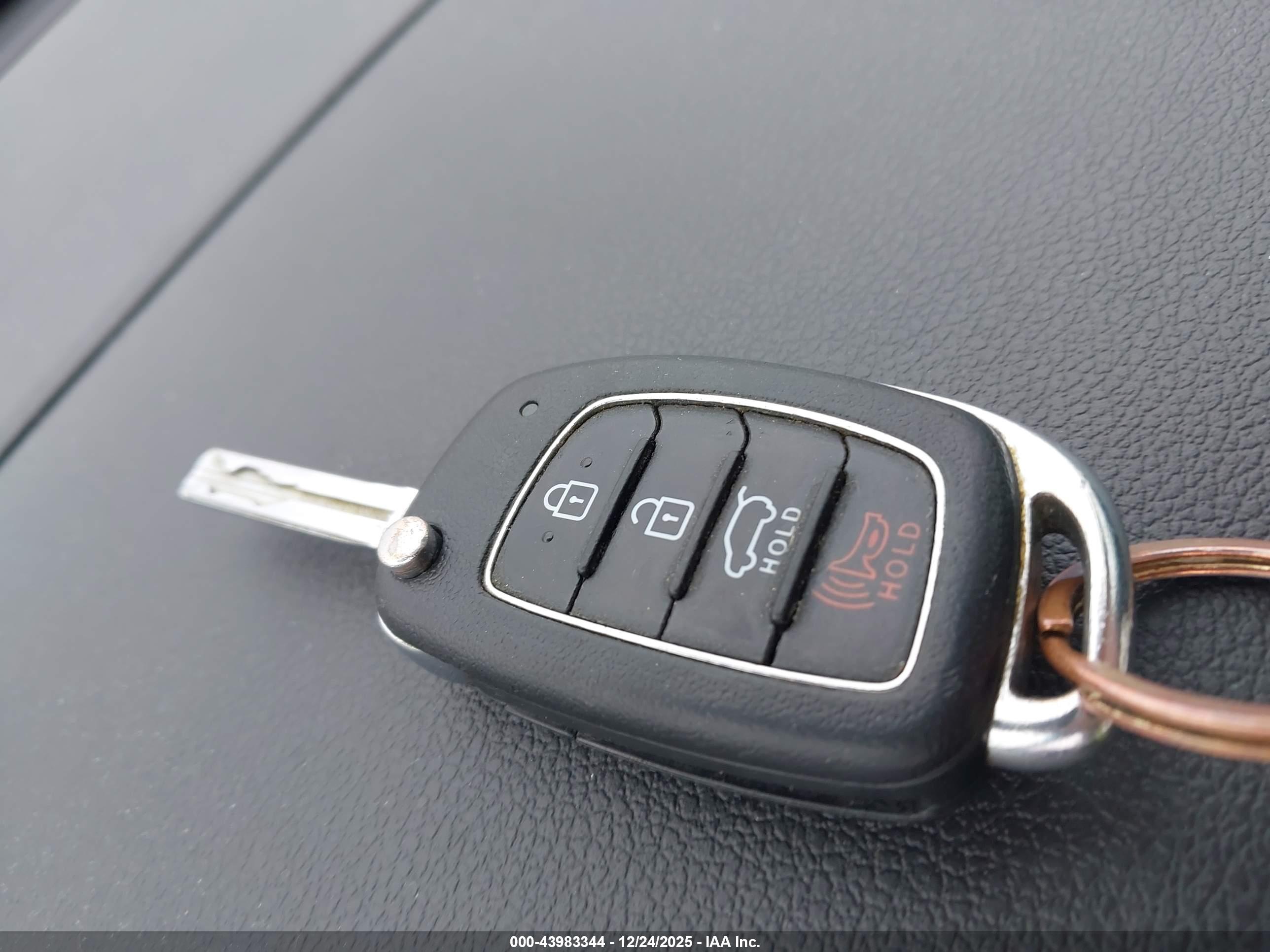 HYUNDAI TUCSON image 11