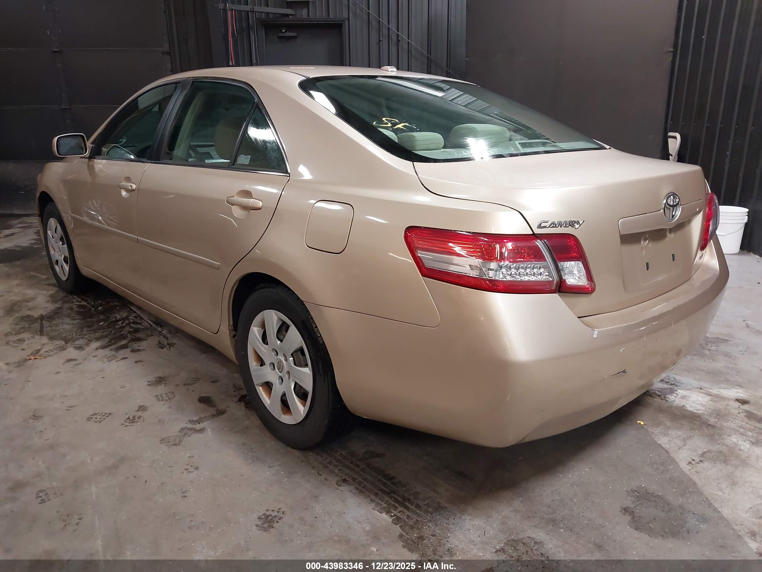 TOYOTA CAMRY image 3