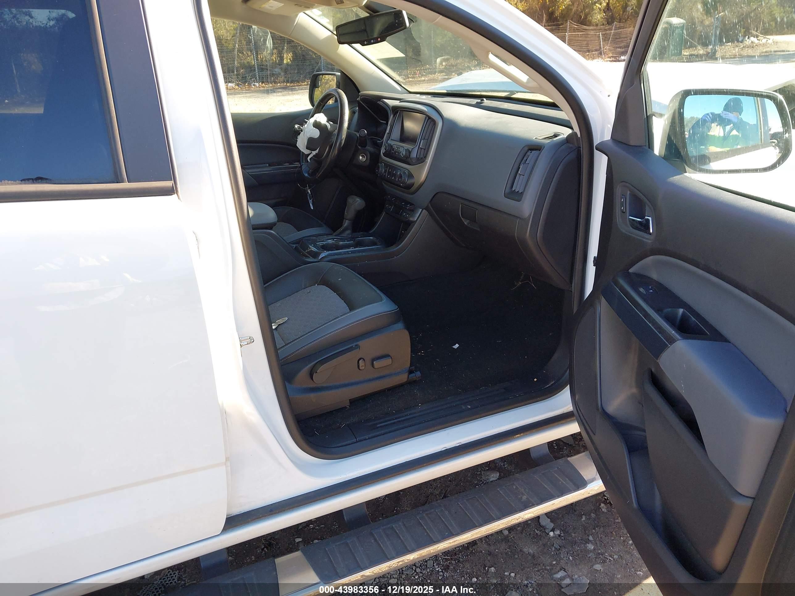 CHEVROLET COLORADO image 5