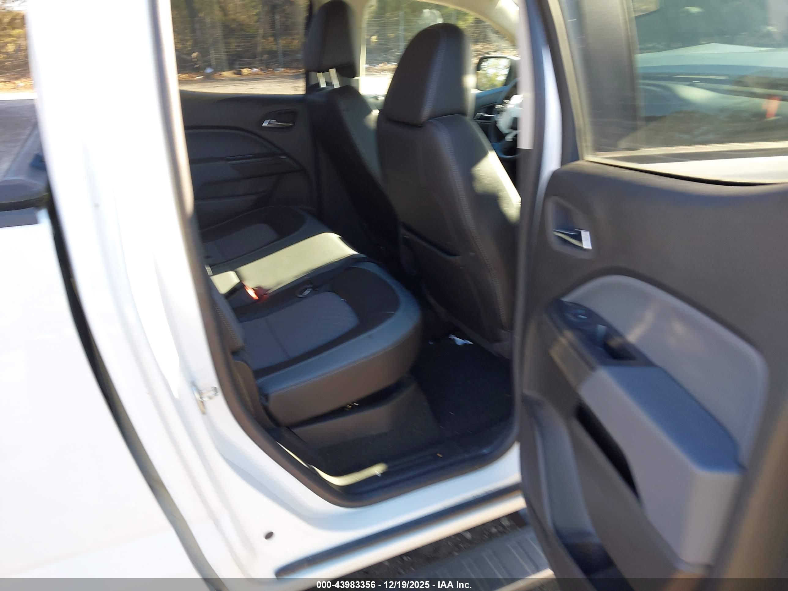 CHEVROLET COLORADO image 8