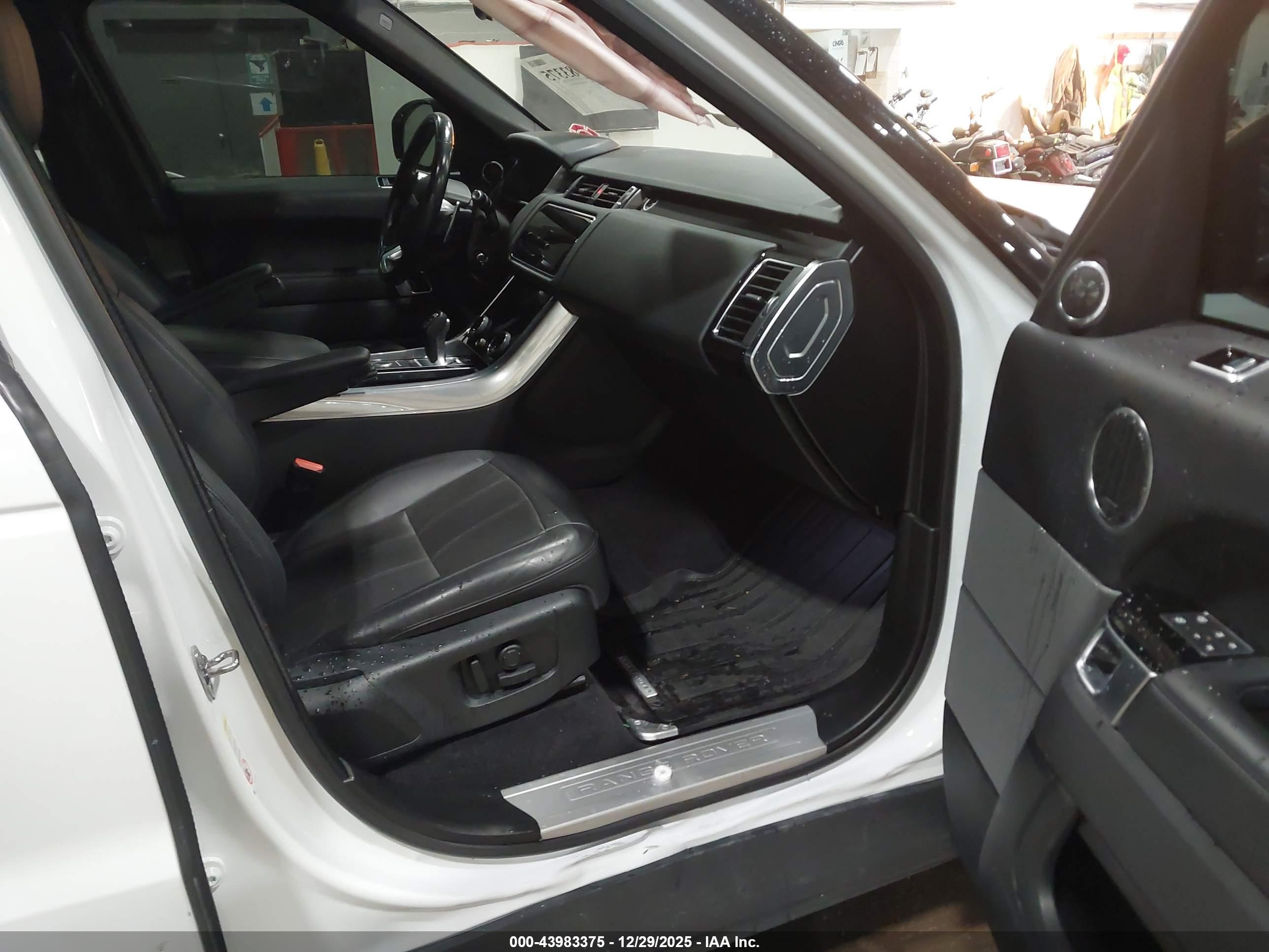 LAND ROVER image 5