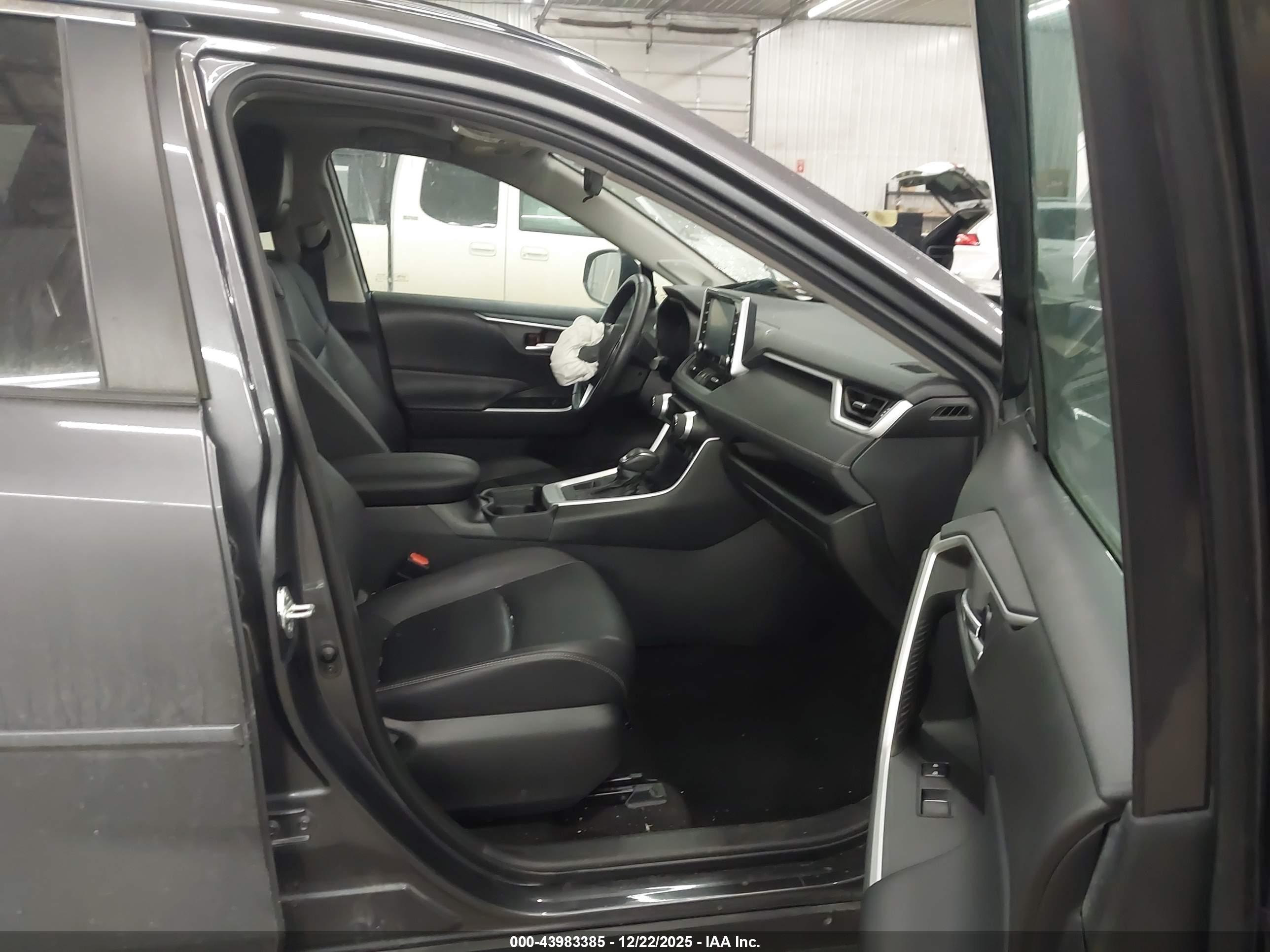 TOYOTA RAV4 image 5