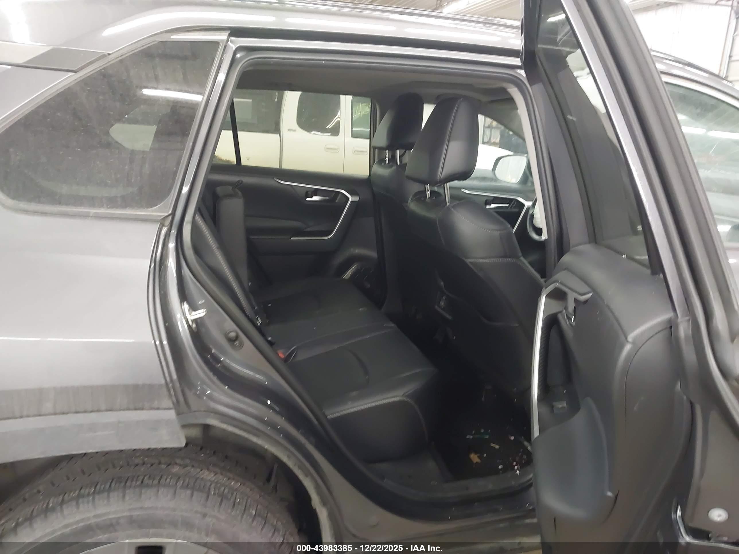 TOYOTA RAV4 image 8