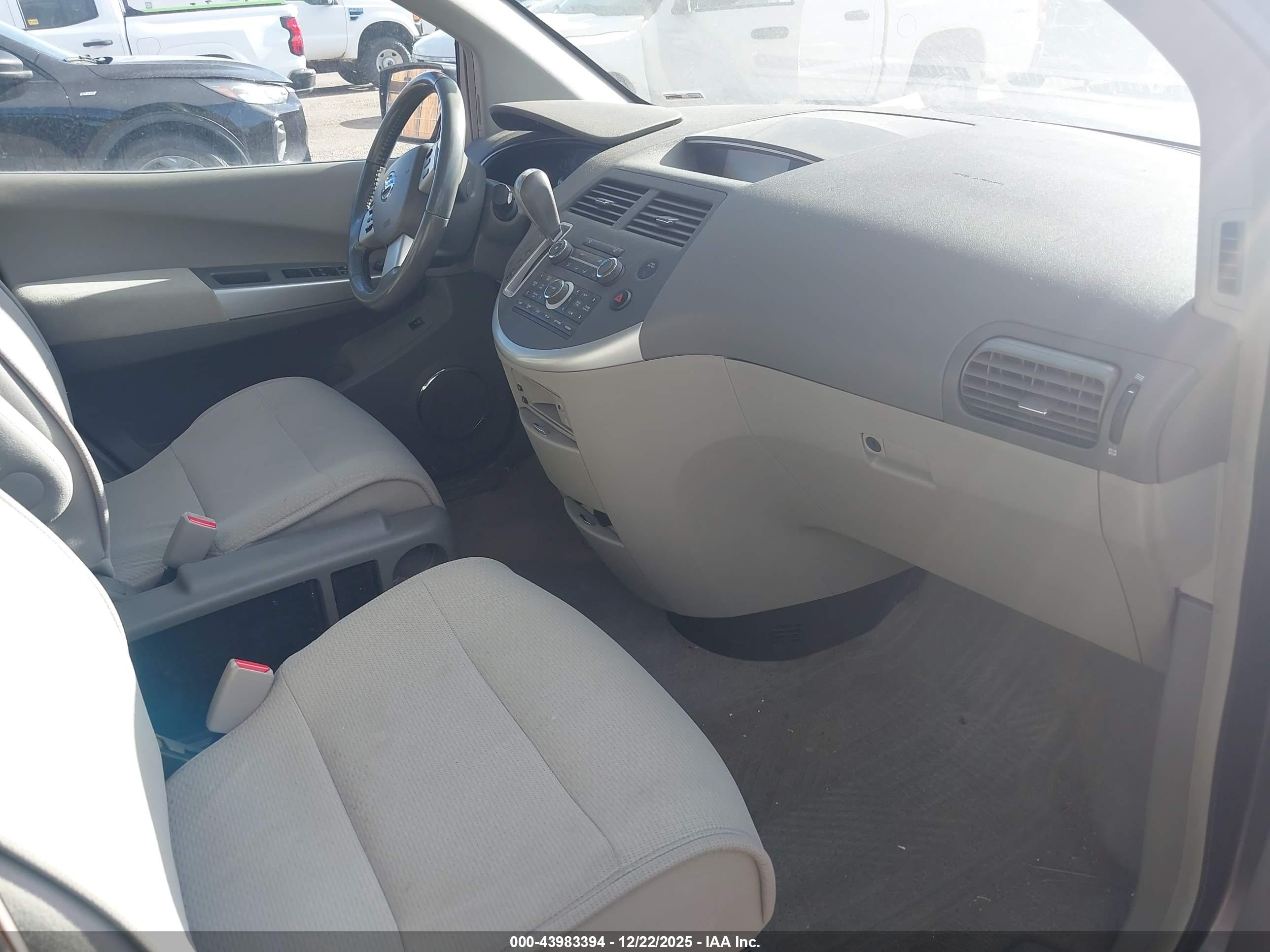 NISSAN QUEST image 5