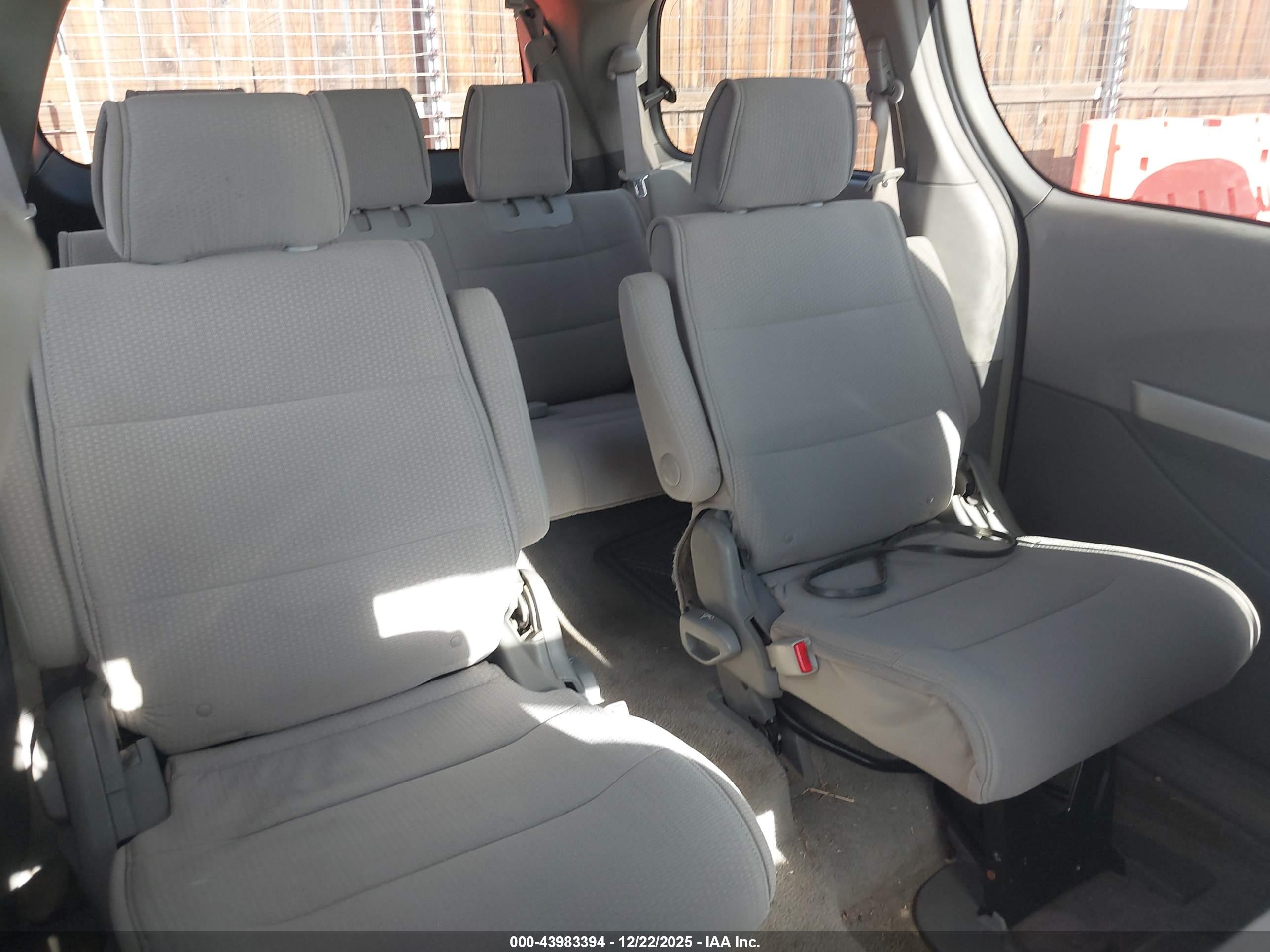 NISSAN QUEST image 8