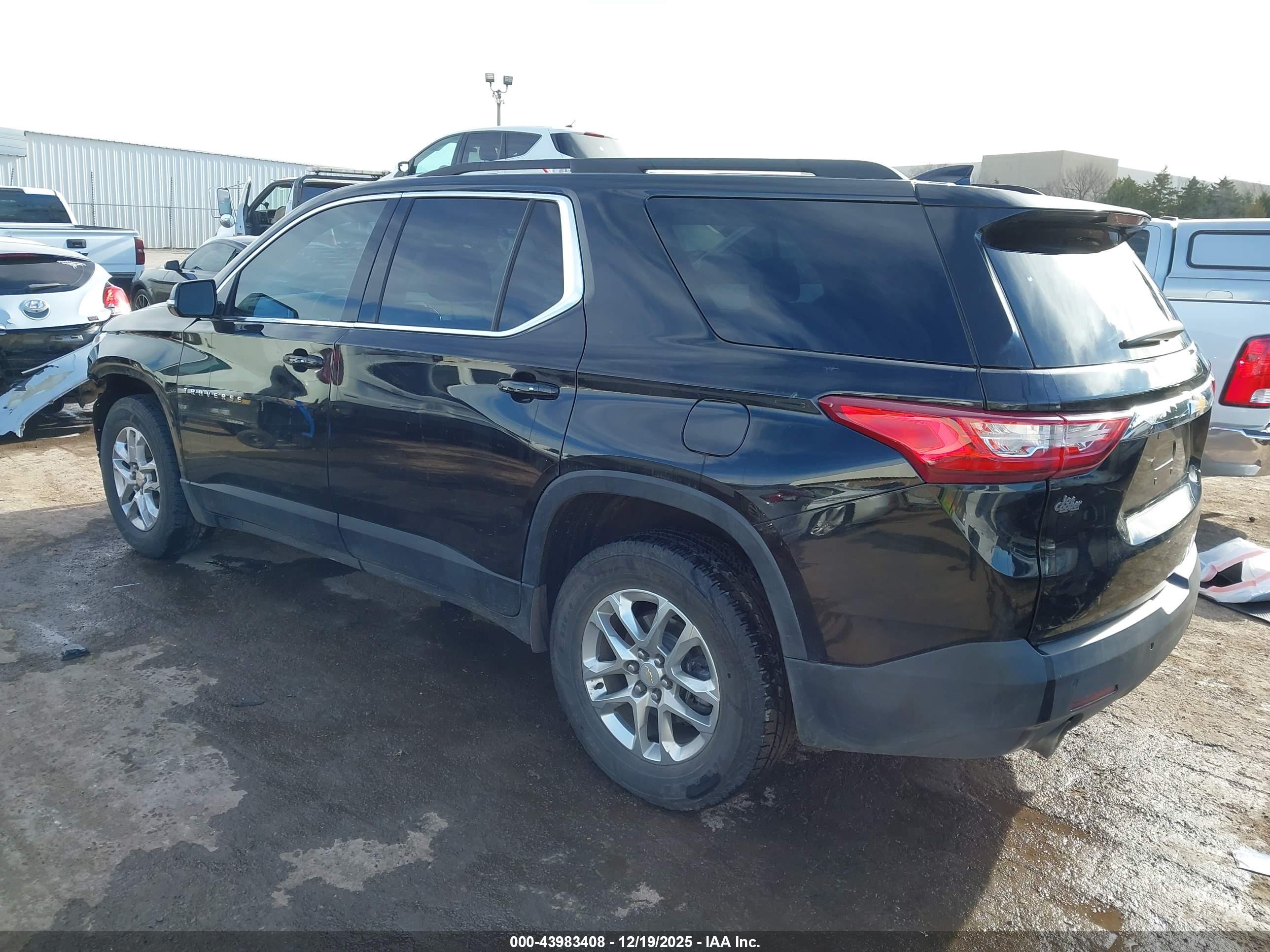 CHEVROLET TRAVERSE image 3