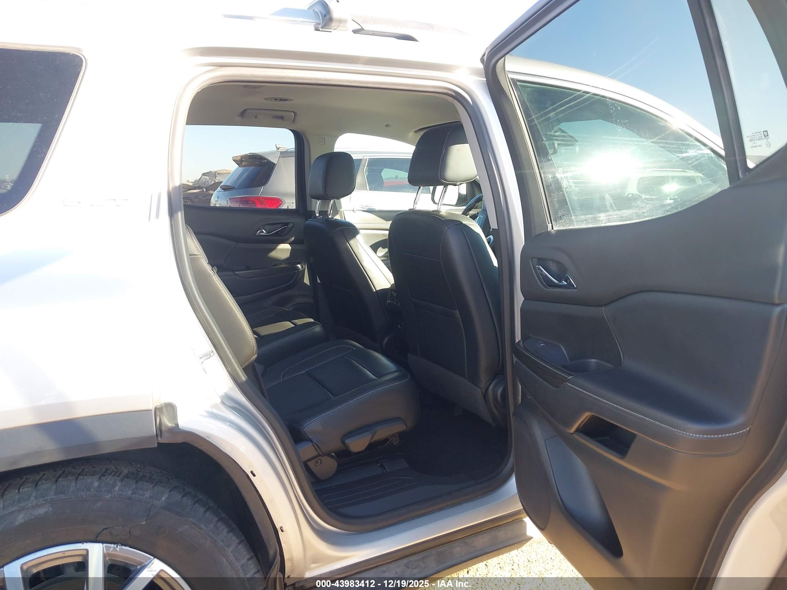 GMC ACADIA image 8