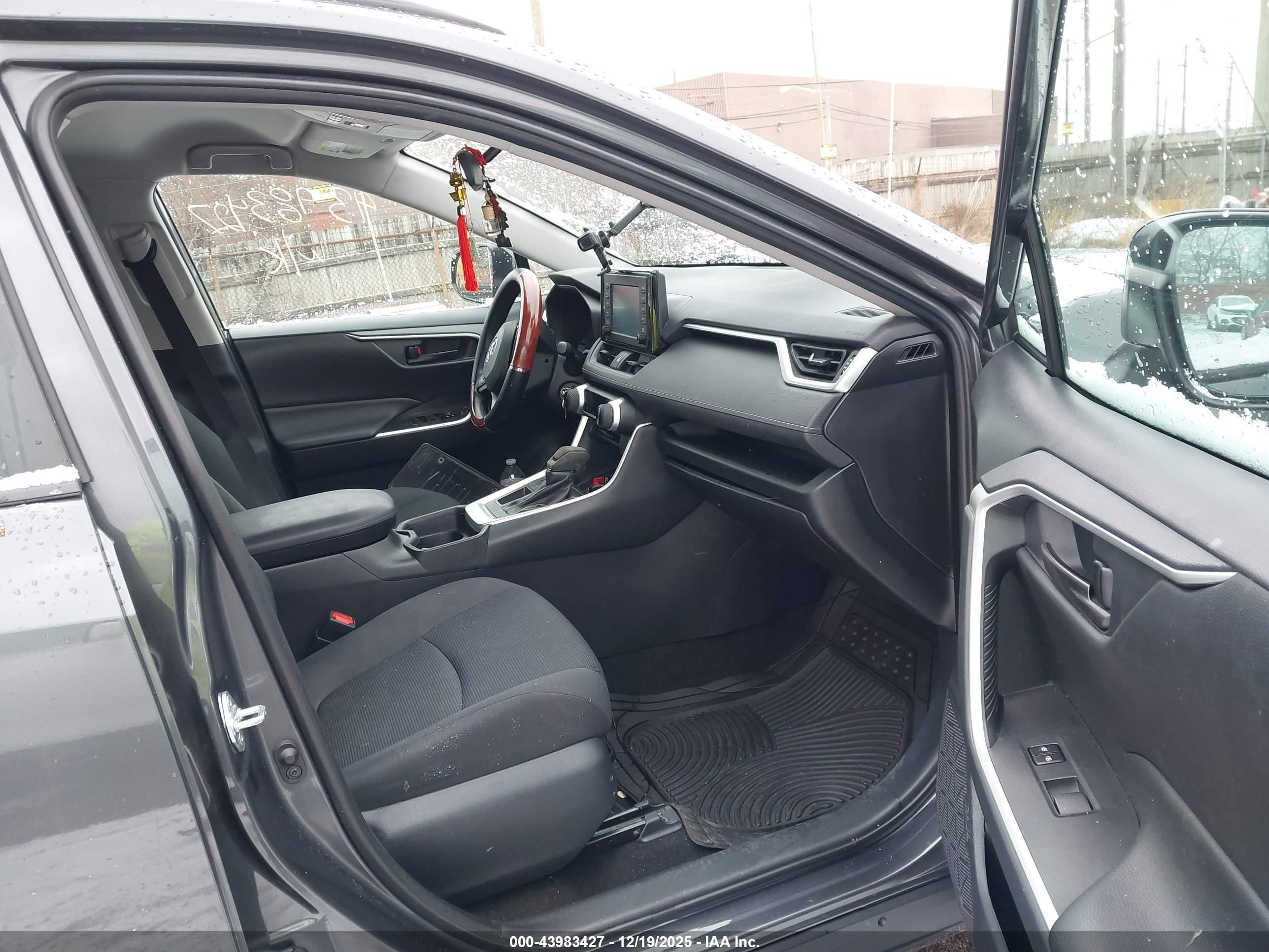 TOYOTA RAV4 image 5