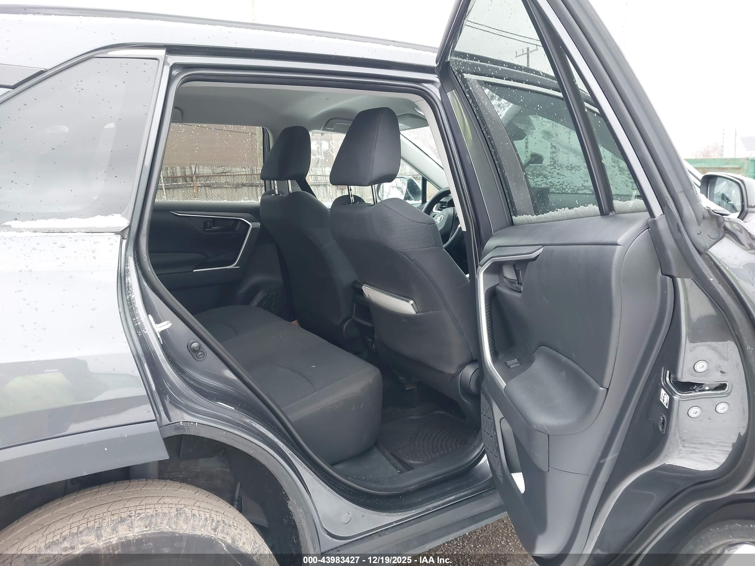 TOYOTA RAV4 image 8