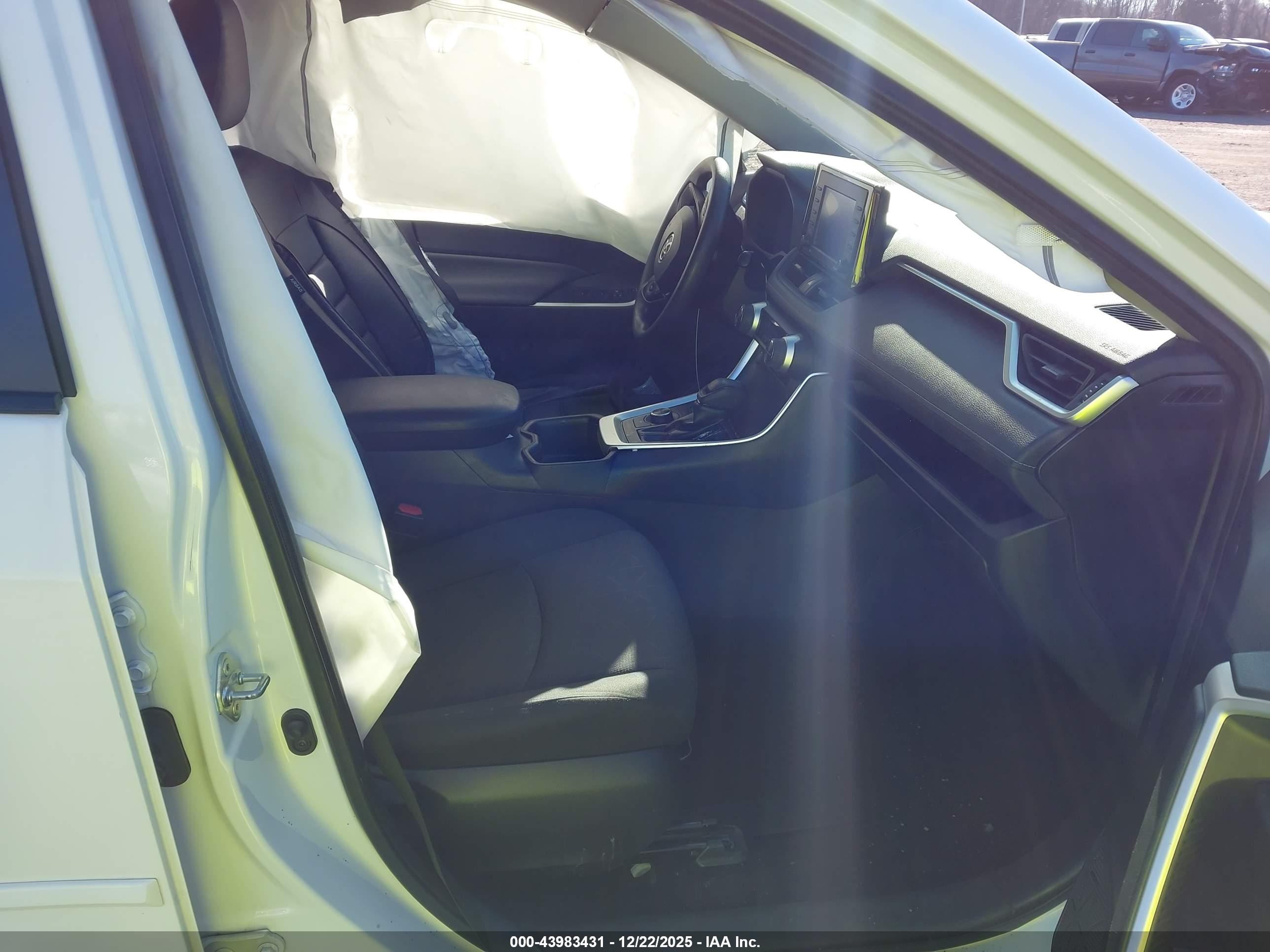 TOYOTA RAV4 image 5