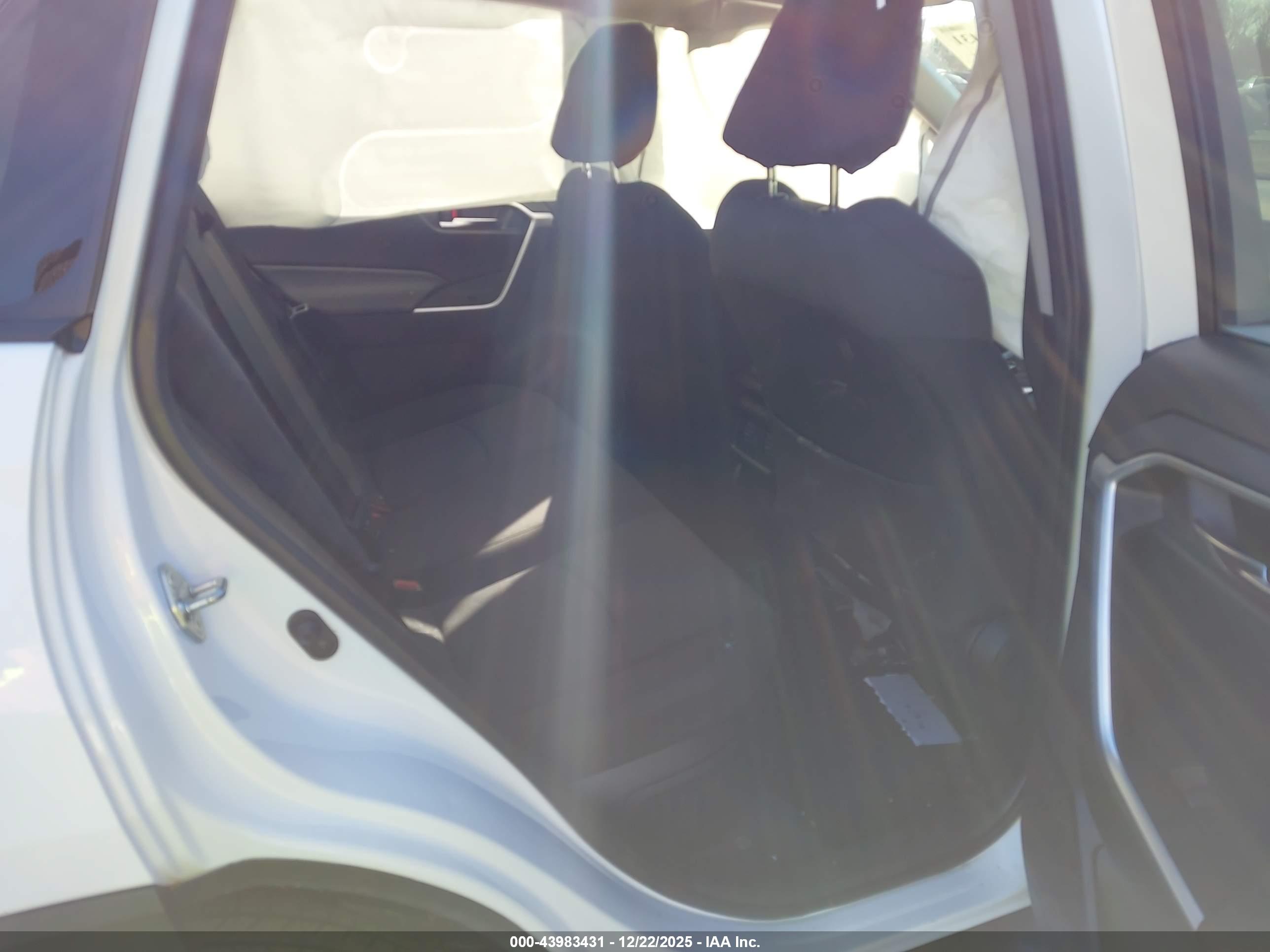 TOYOTA RAV4 image 8