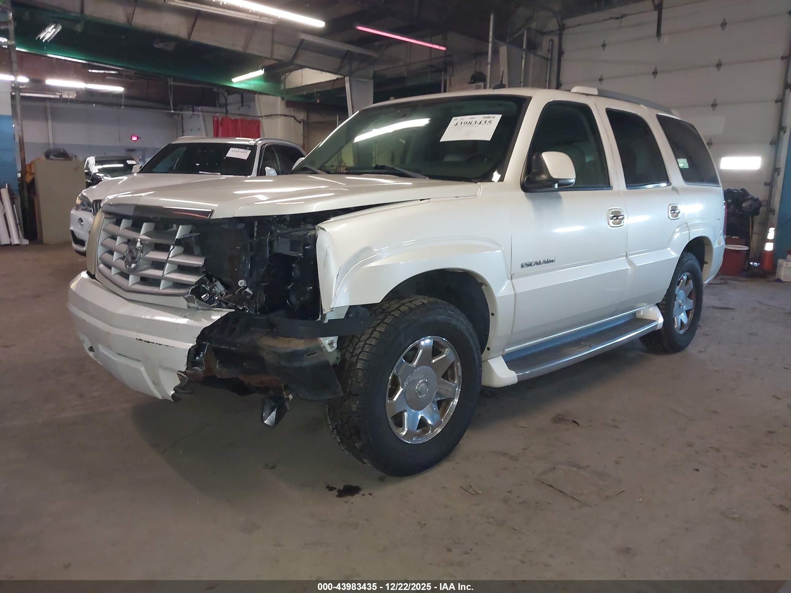 CADILLAC ESCALADE image 2