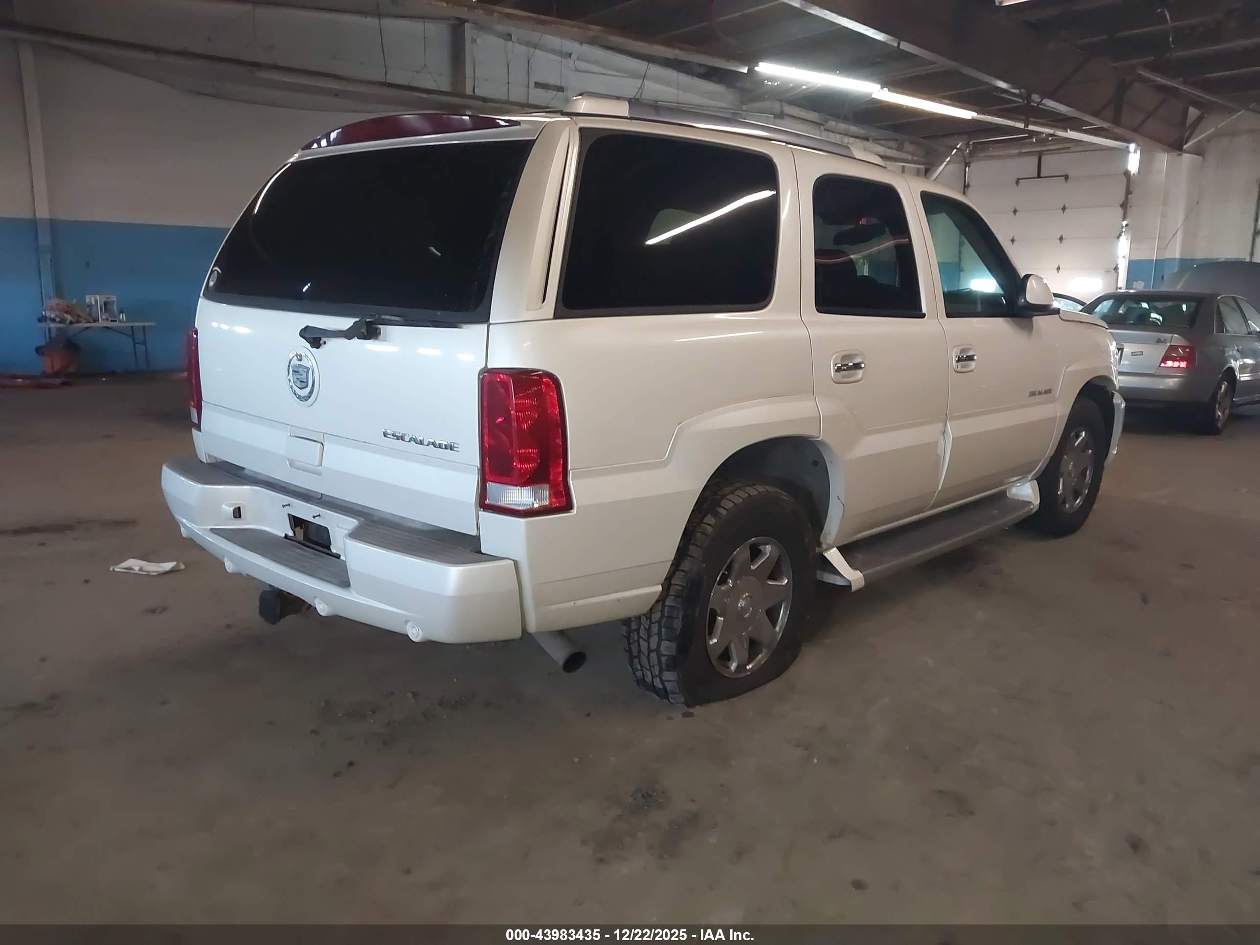 CADILLAC ESCALADE image 4
