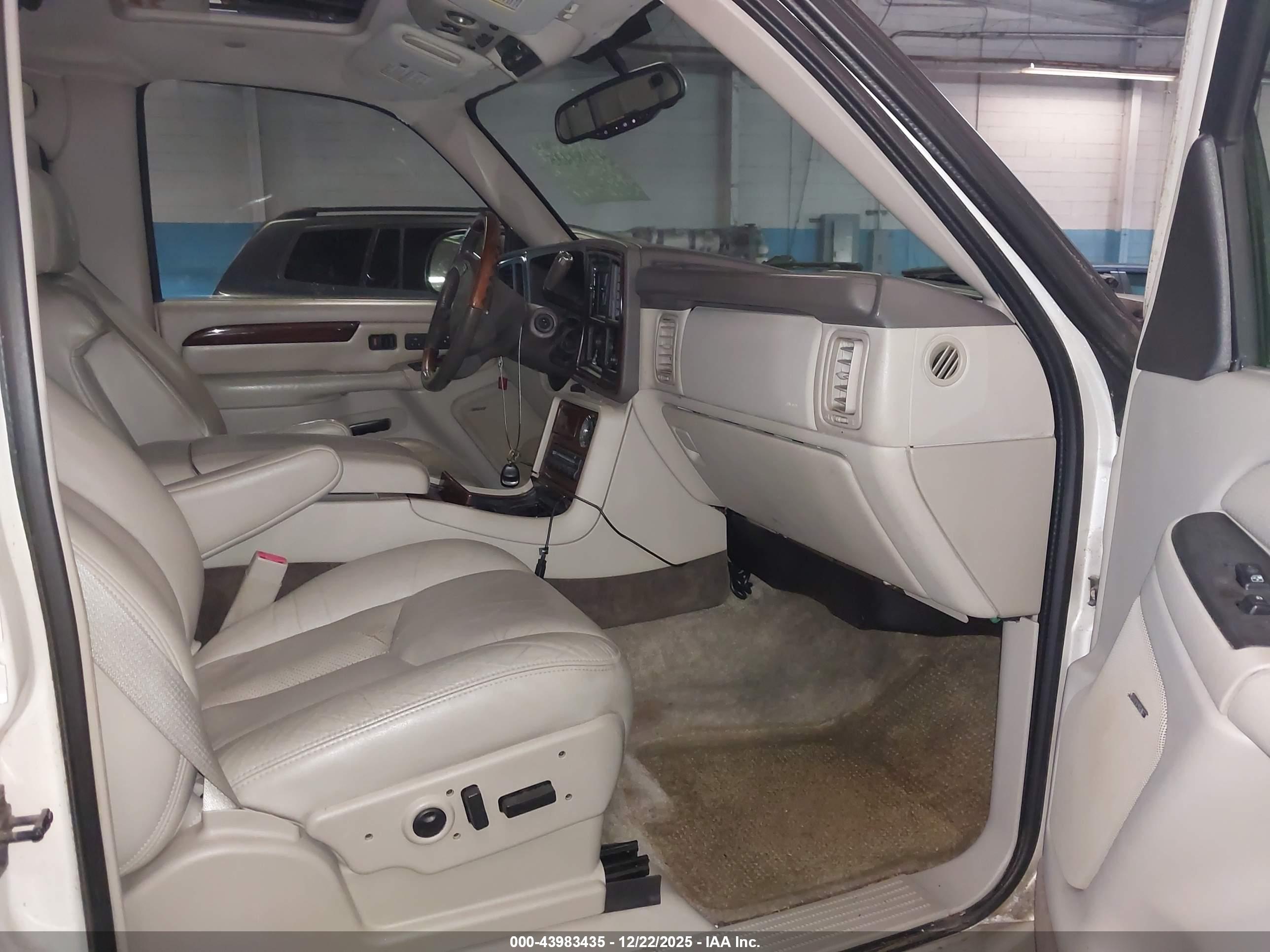 CADILLAC ESCALADE image 5