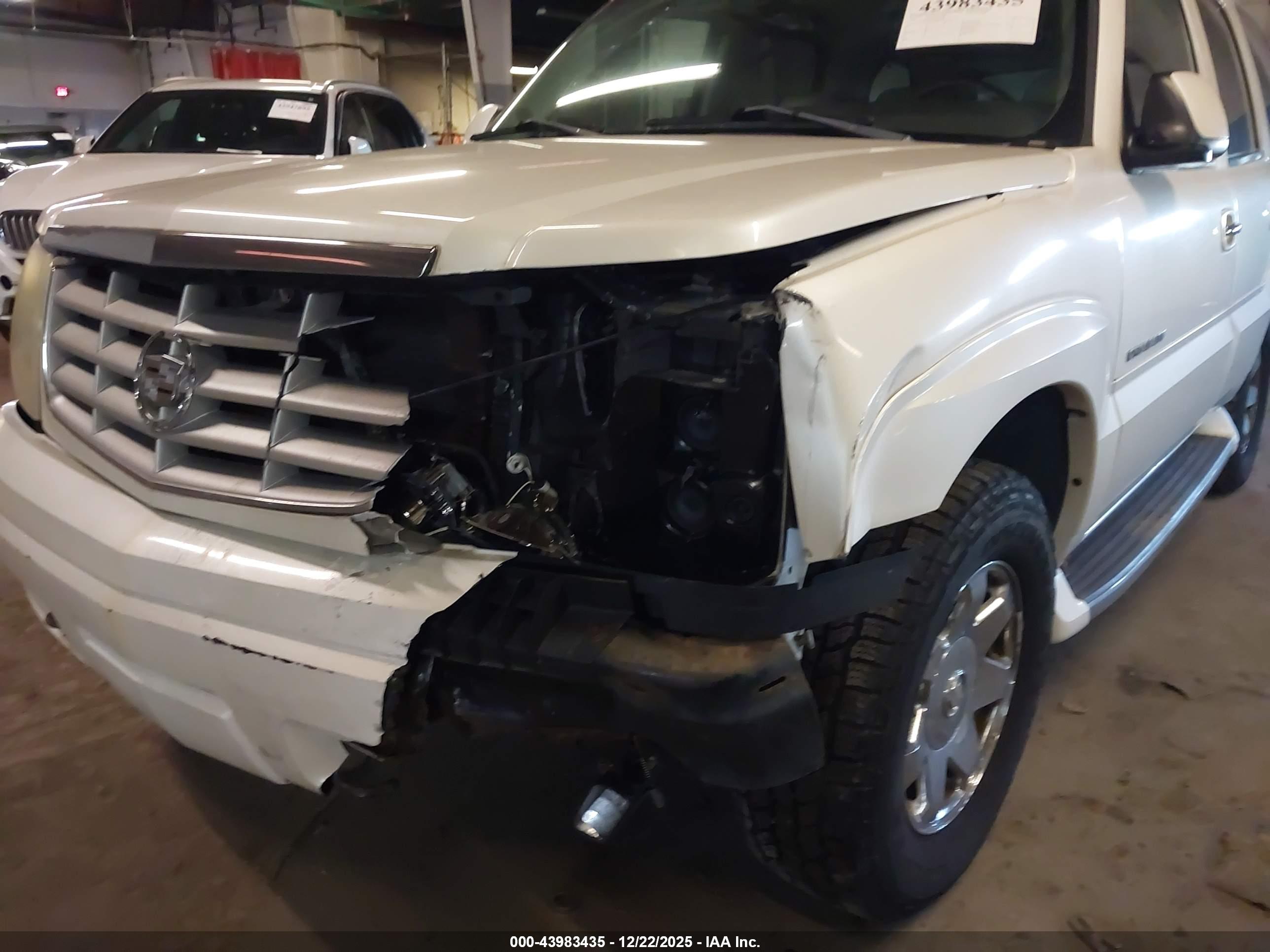 CADILLAC ESCALADE image 6