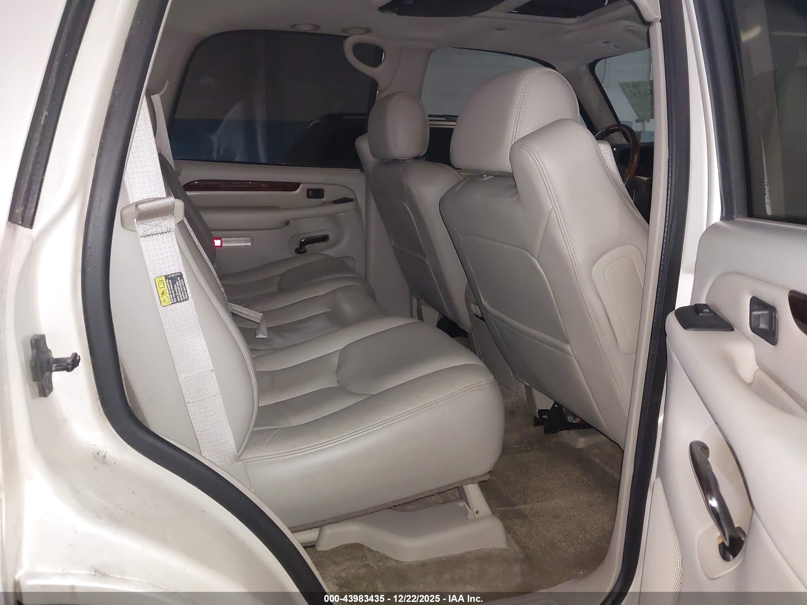 CADILLAC ESCALADE image 8