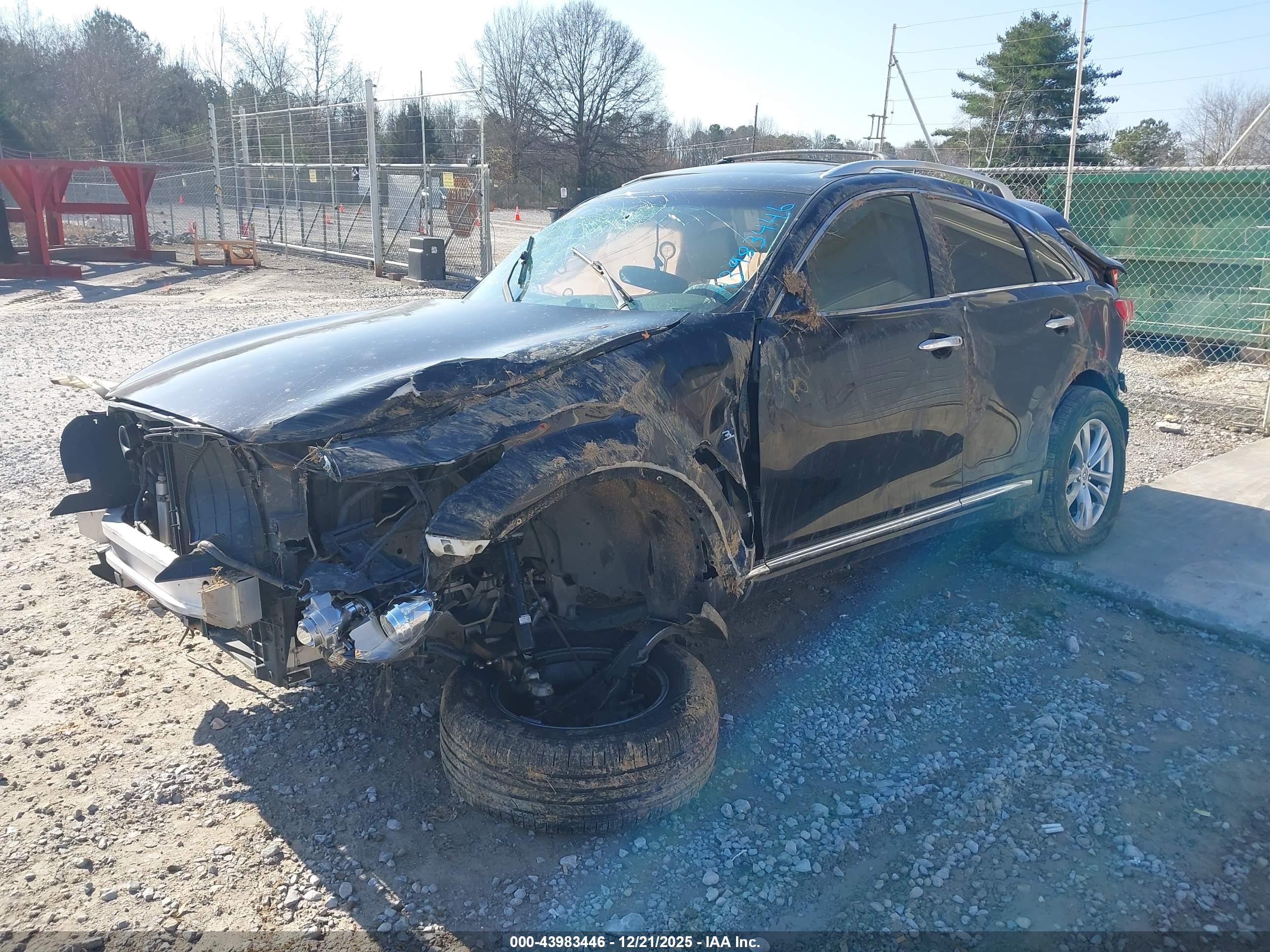 INFINITI QX70 image 2