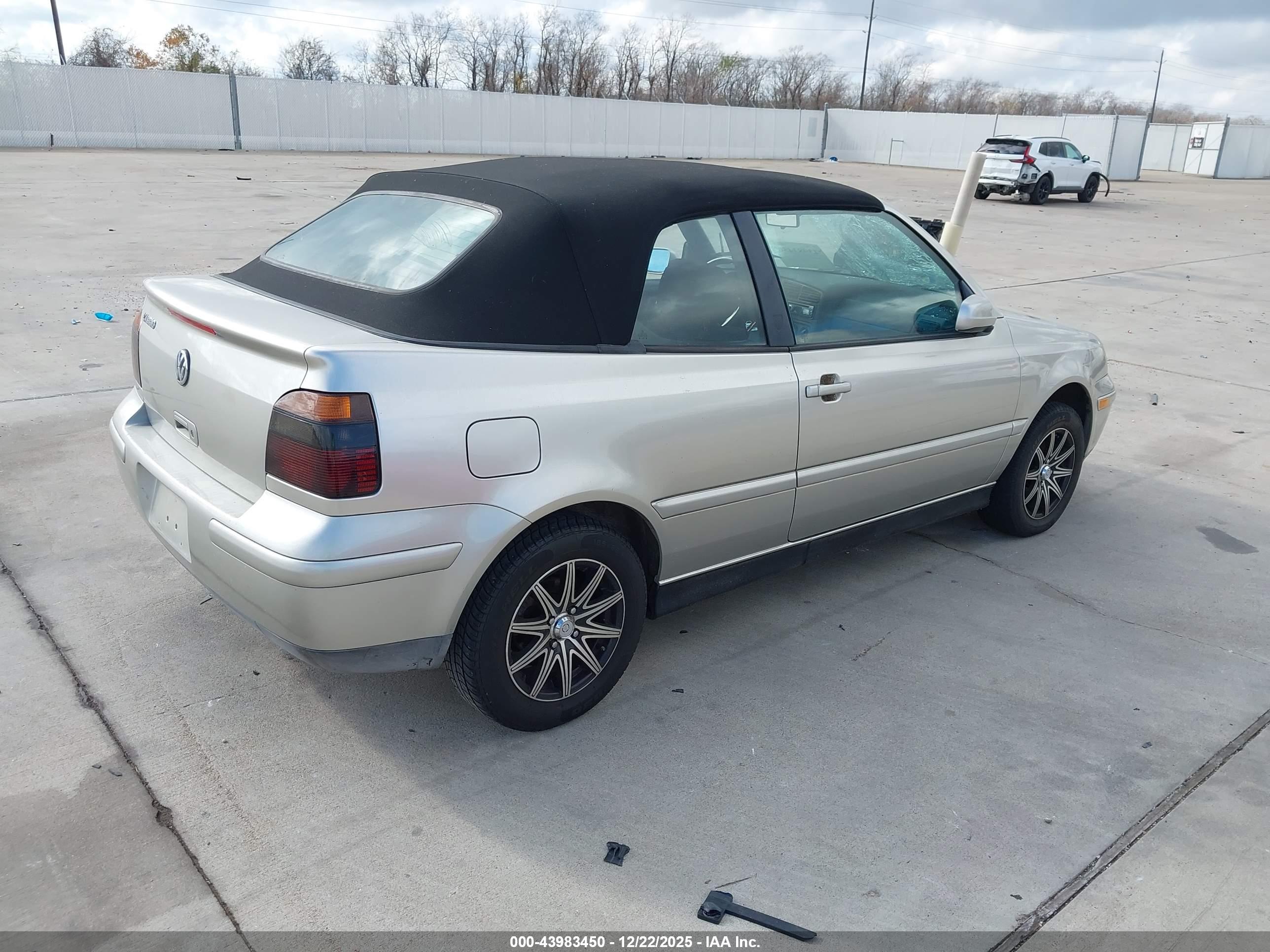 VOLKSWAGEN CABRIO image 4
