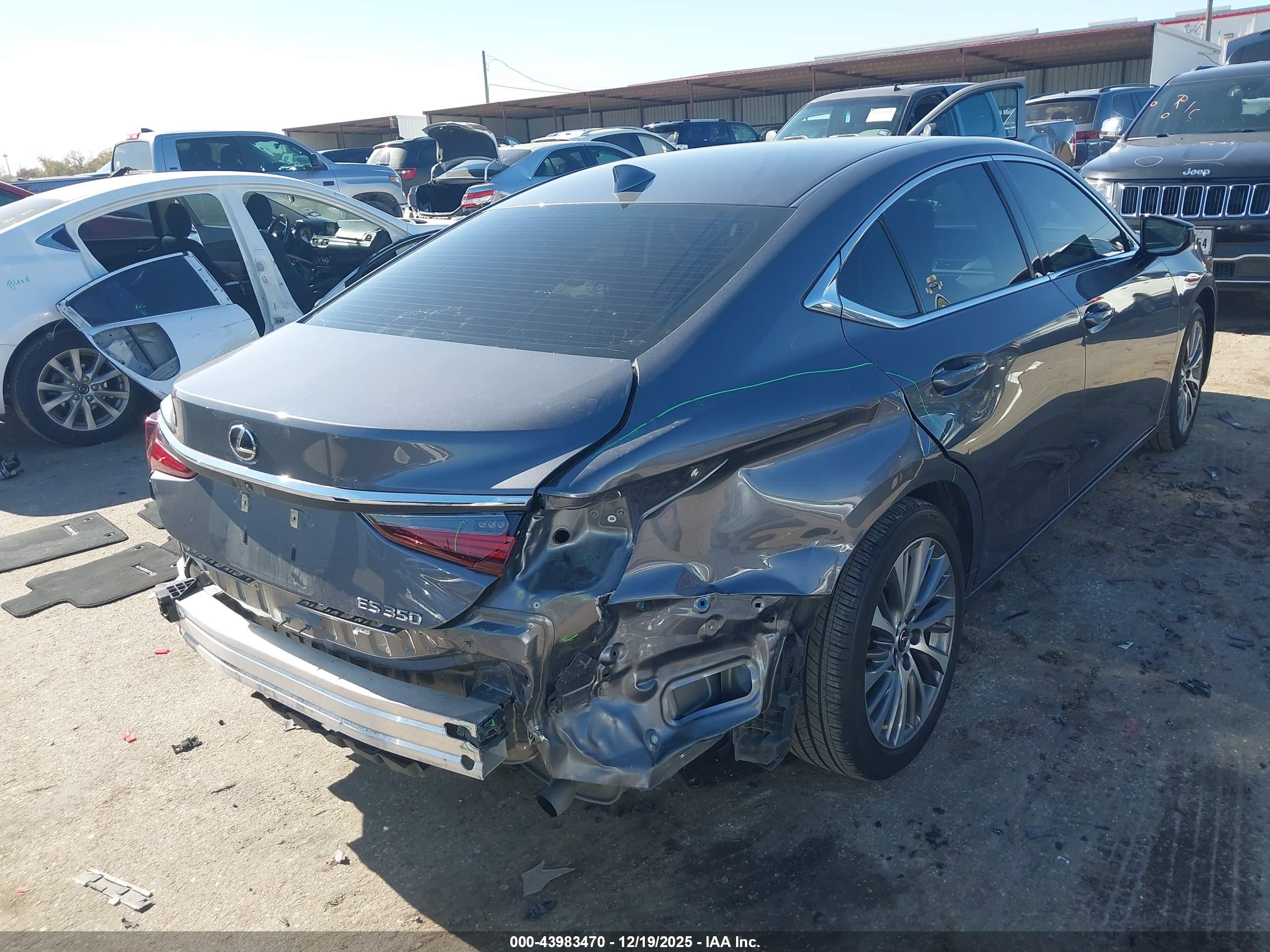 LEXUS ES image 4