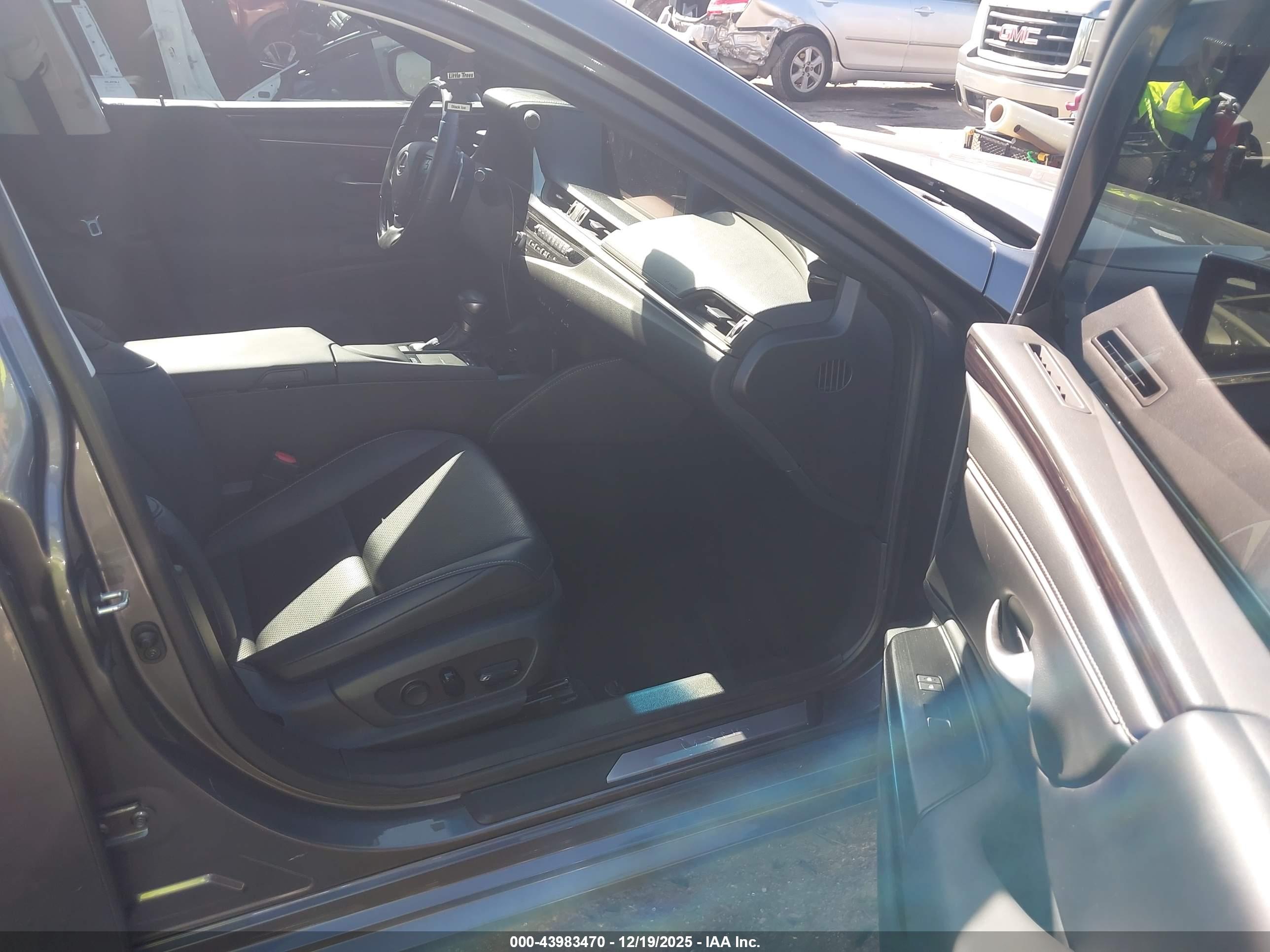 LEXUS ES image 5