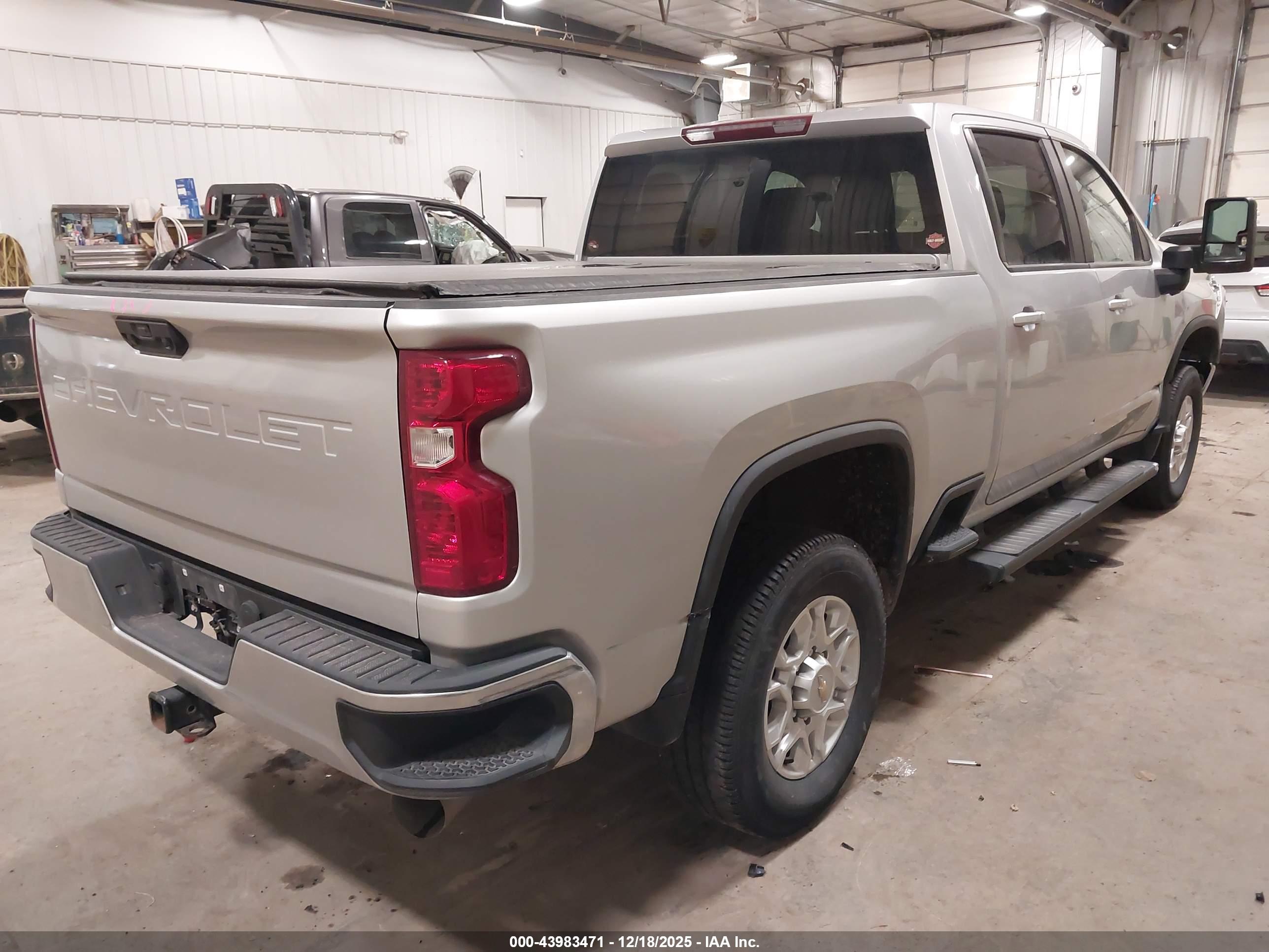 CHEVROLET SILVERADO image 4