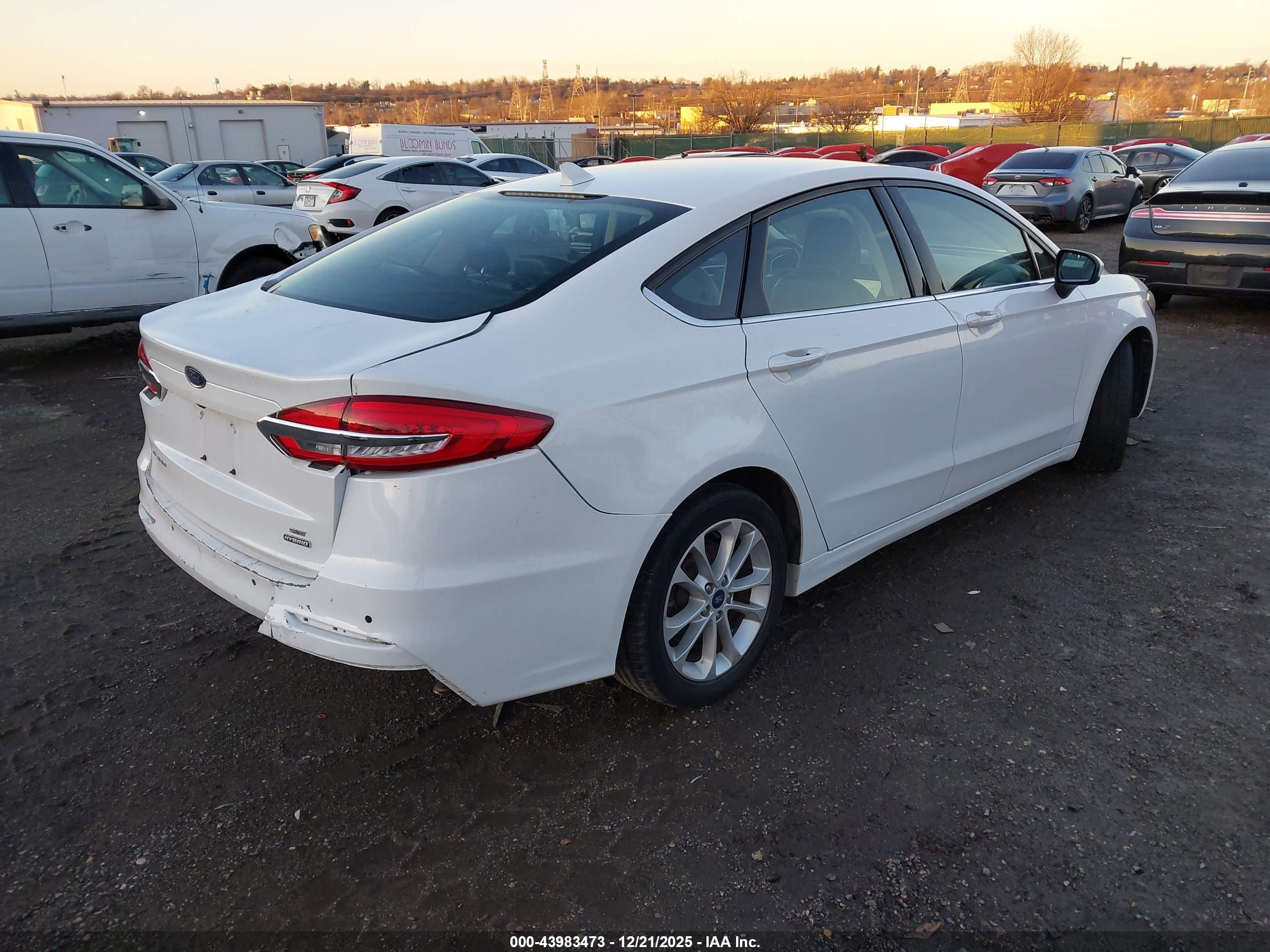 FORD FUSION image 4