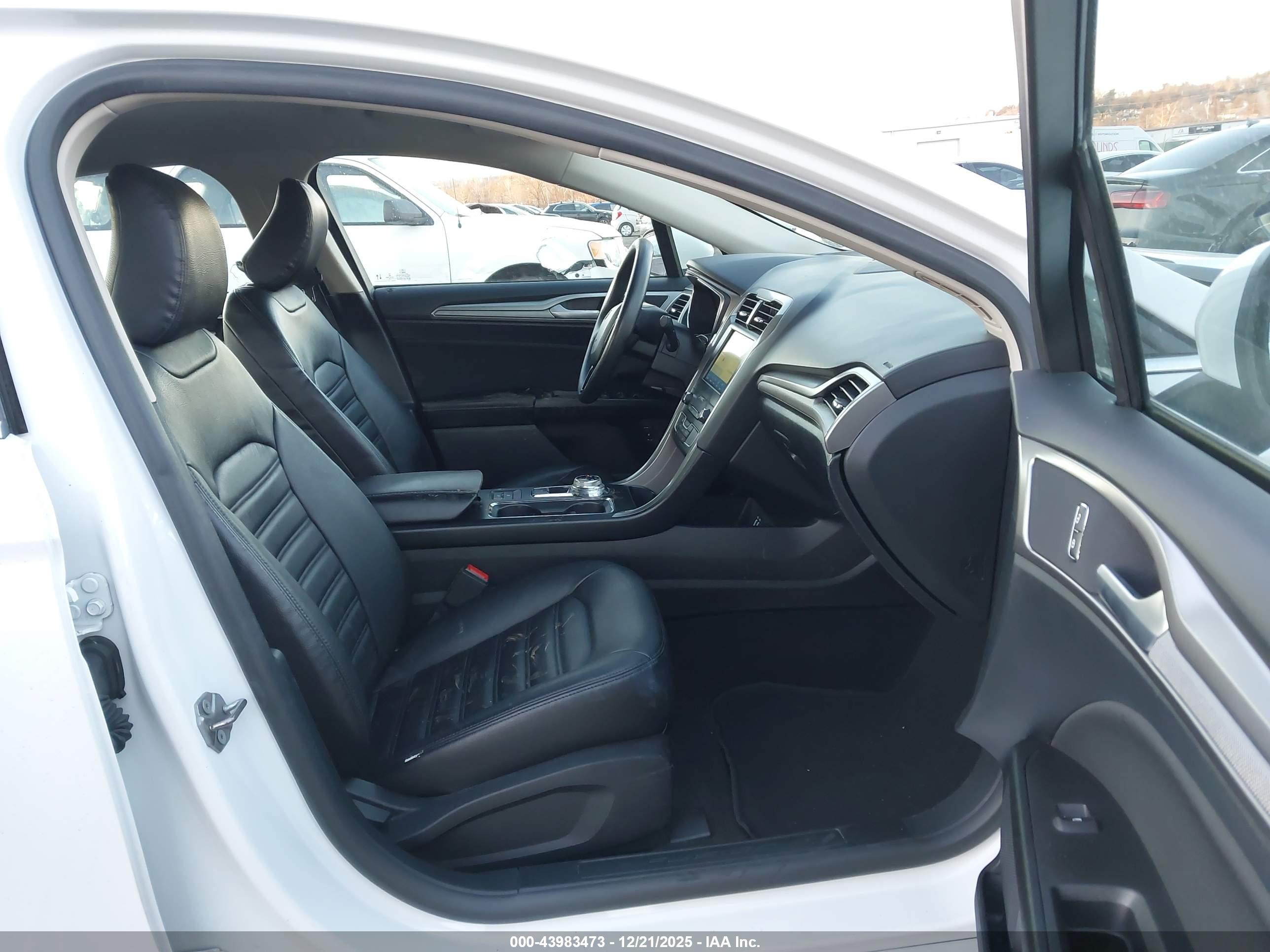 FORD FUSION image 5