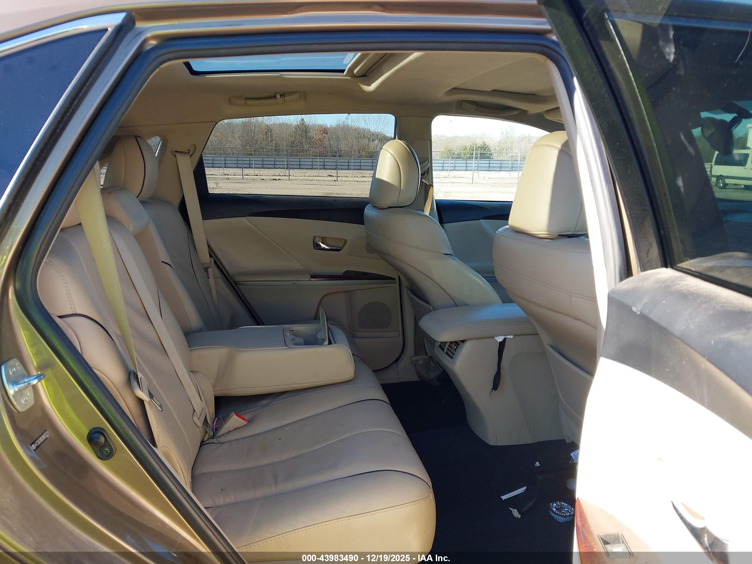TOYOTA VENZA image 8